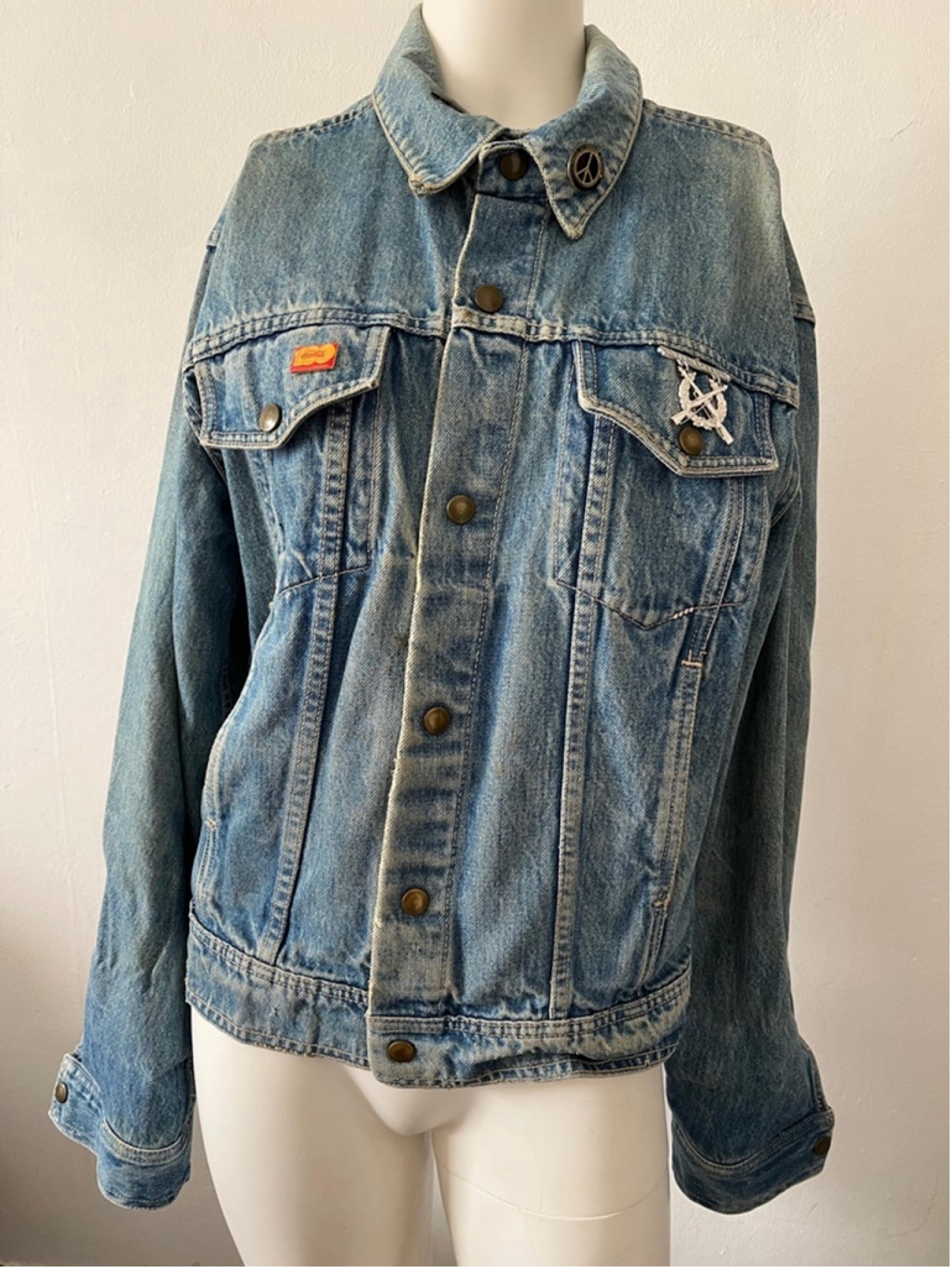 Vintage Unisex snap button faded rustic blue denim jacket with nostaglia pins M - American Vintage