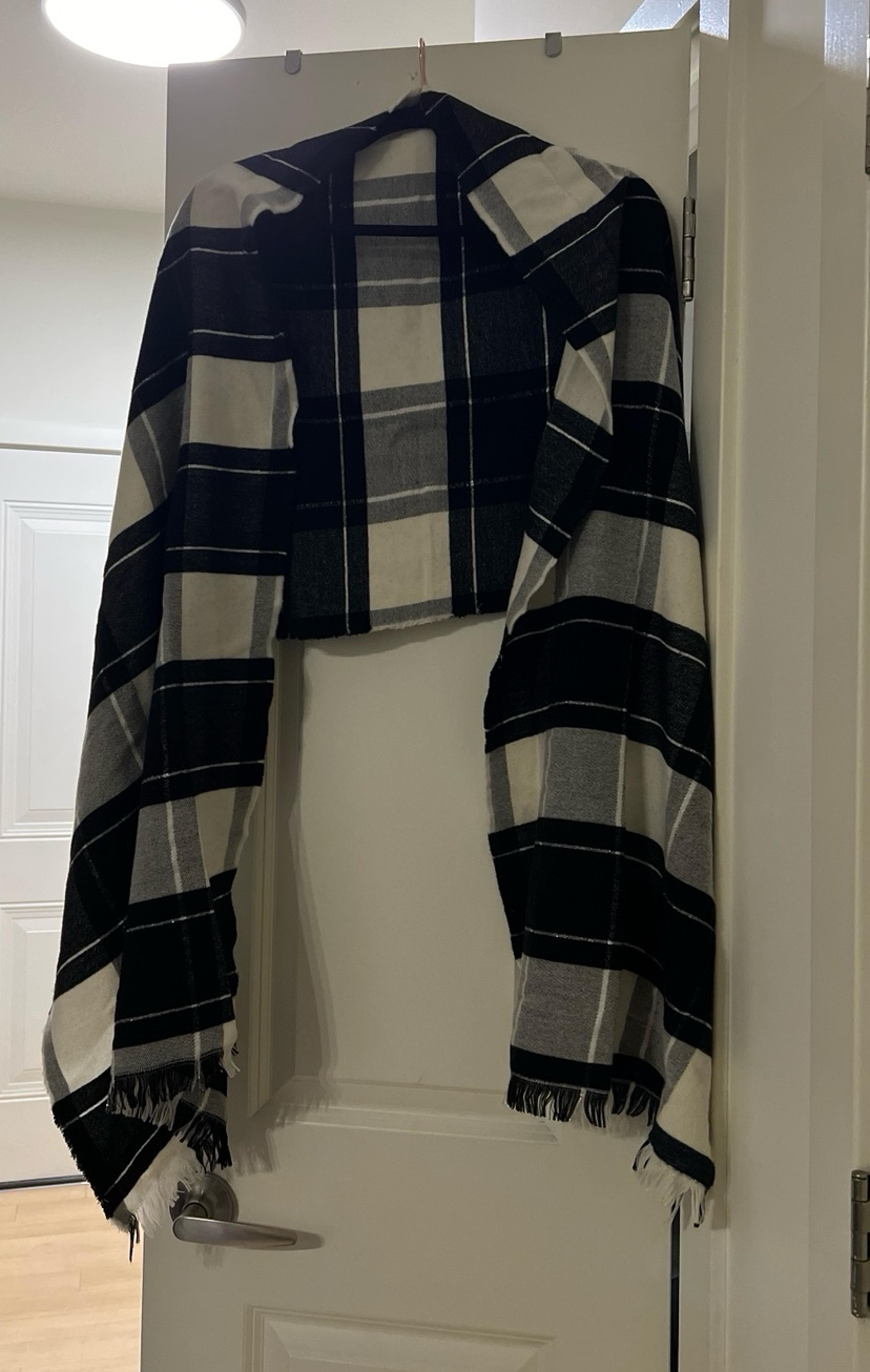 Abercrombie black and white Scarf