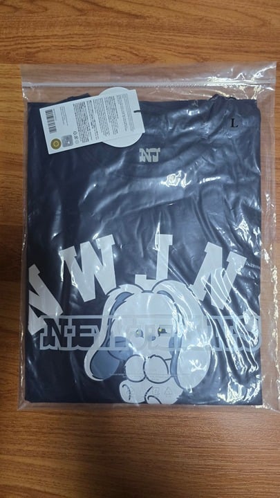 Newjeans Pop-up T-shirt Large