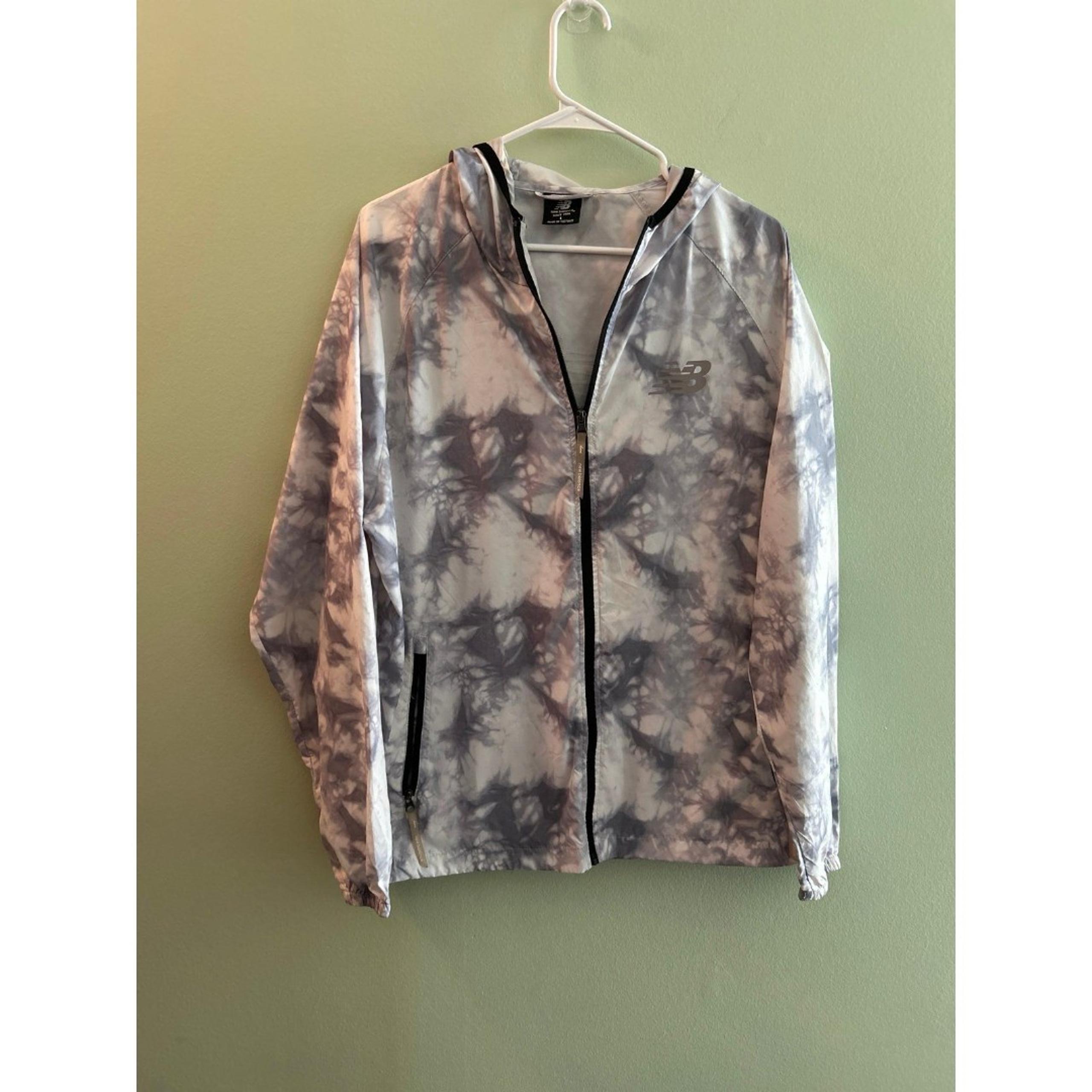 Men's New Balance Light Weight Jacket. Size L White and Gray Color. Waterproof