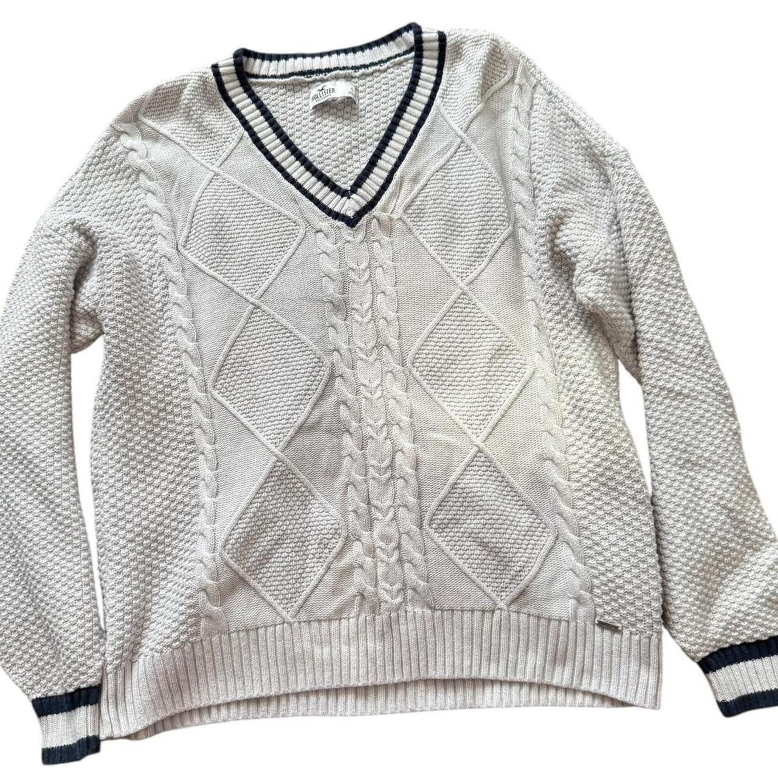A135- Hollister Co. white and navy v neck sweater #preppy