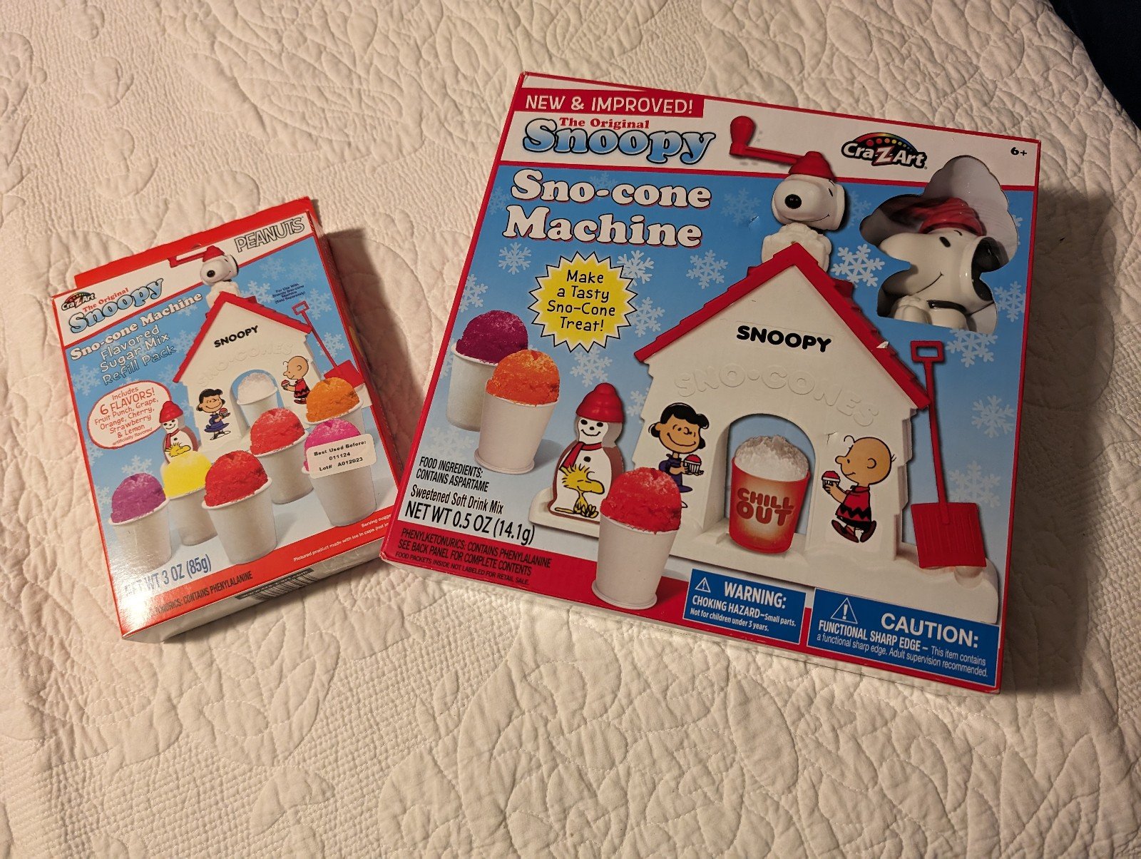Snoopy snow cone maker with refills