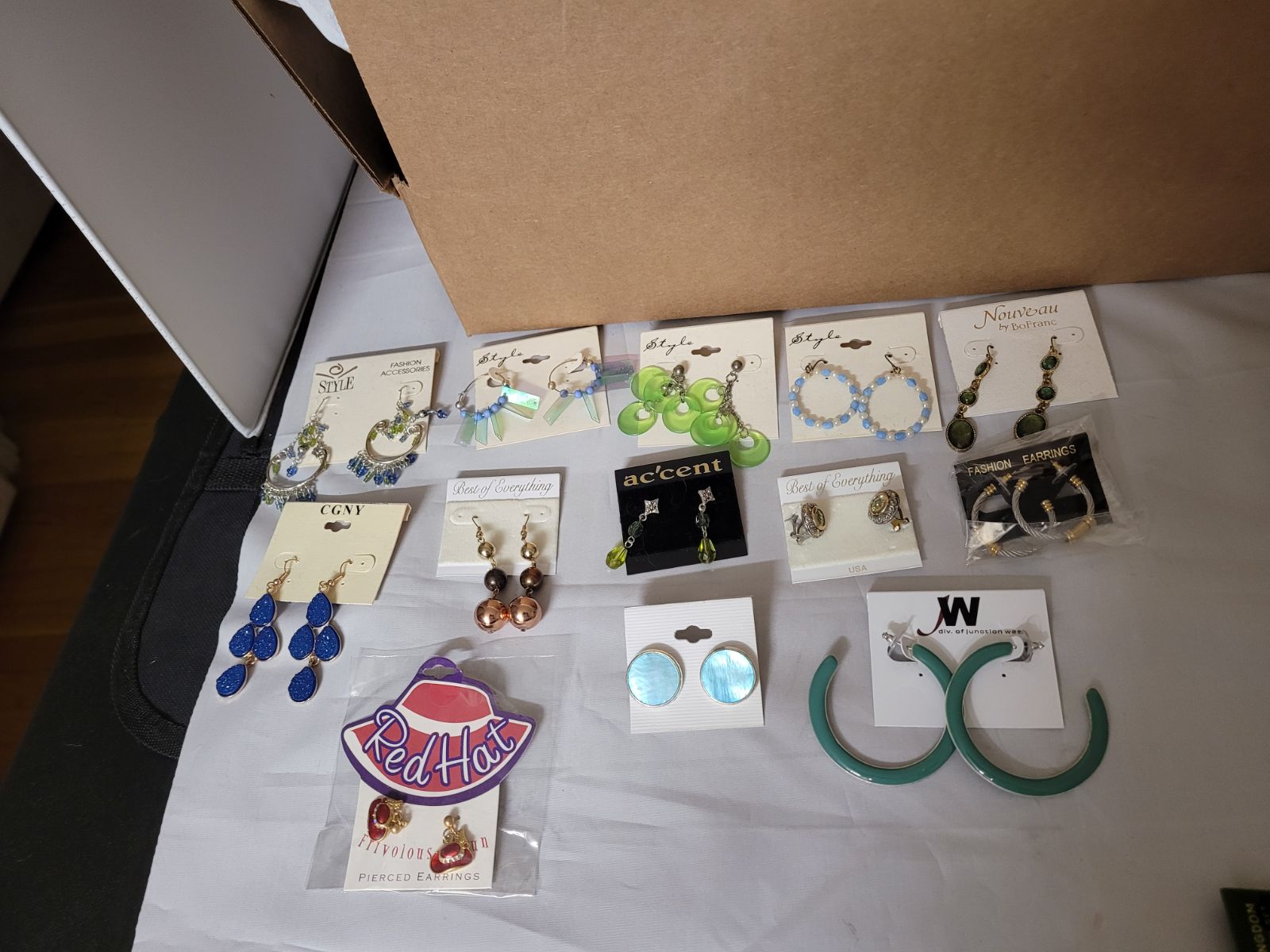 Lot of Earrings.
