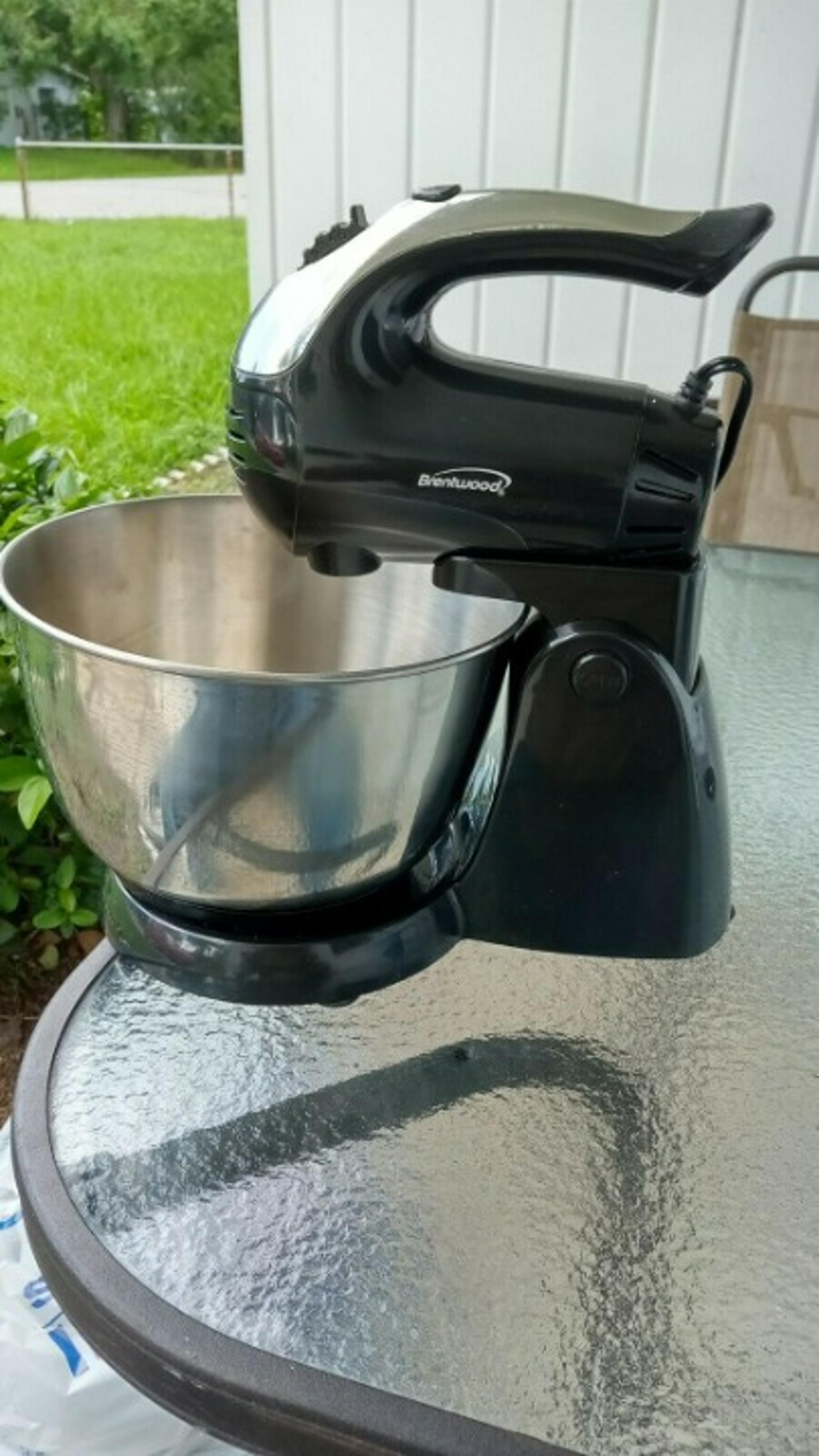 Brentwood SM-1153 5-Speed + Turbo Stand Mixer, (only have what's in picture)