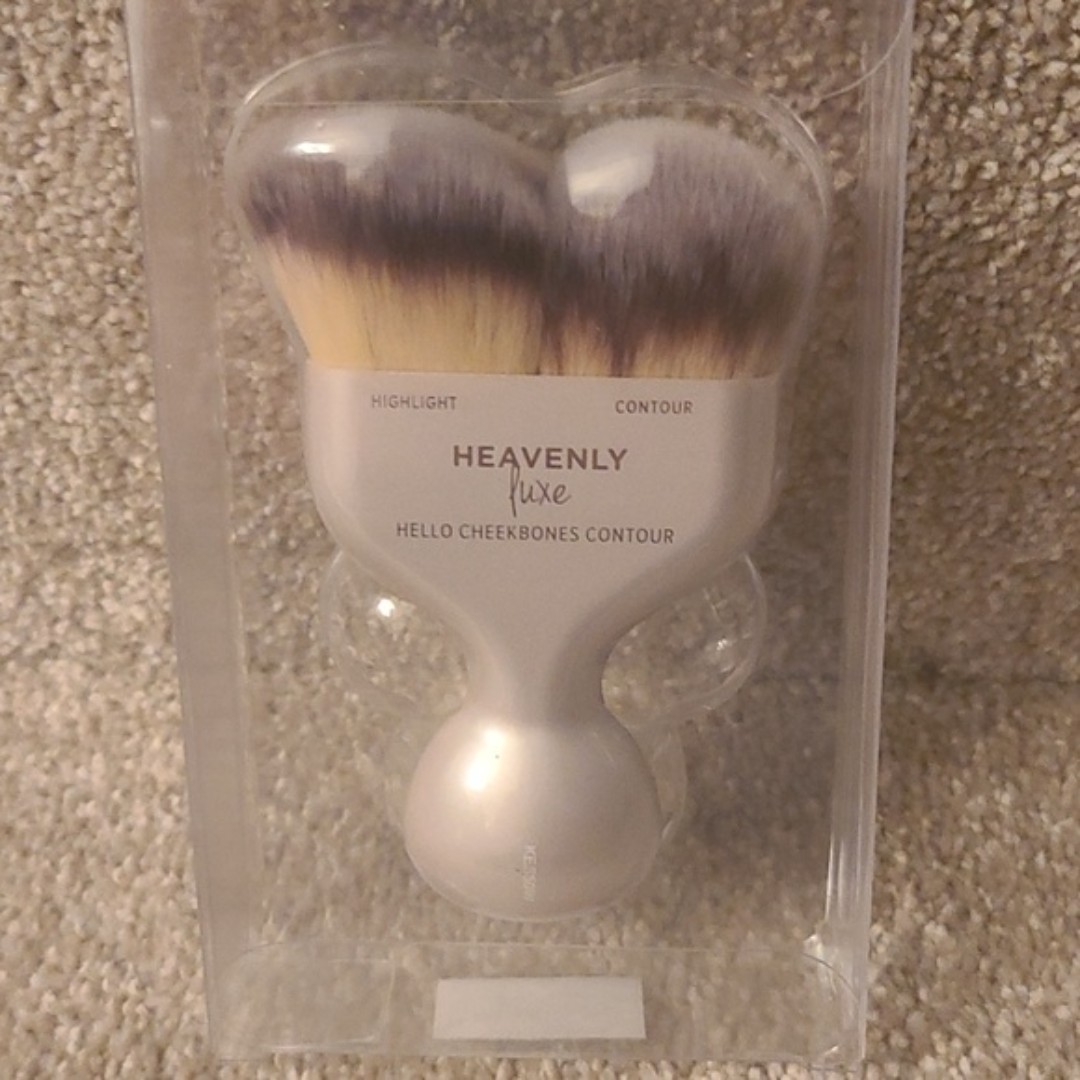It Cosmetics Hello Cheekbones Contour Brush NEW!