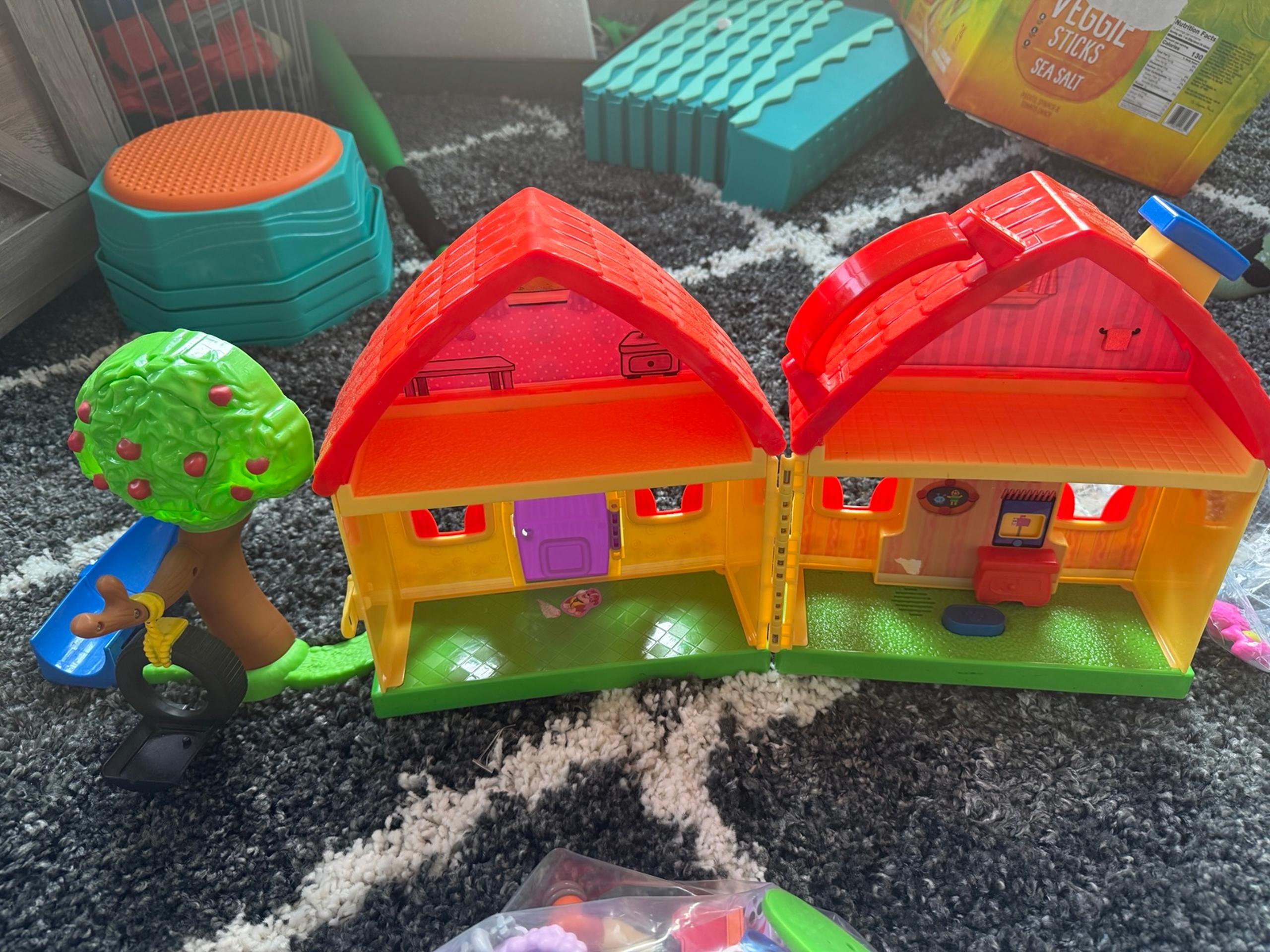 Blue clues House with characters and accessories