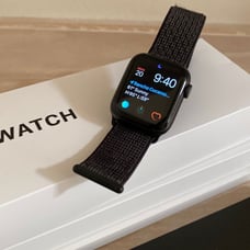 Apple Watch SE 40 mm GPS Space Gray & Nike Sport Loop