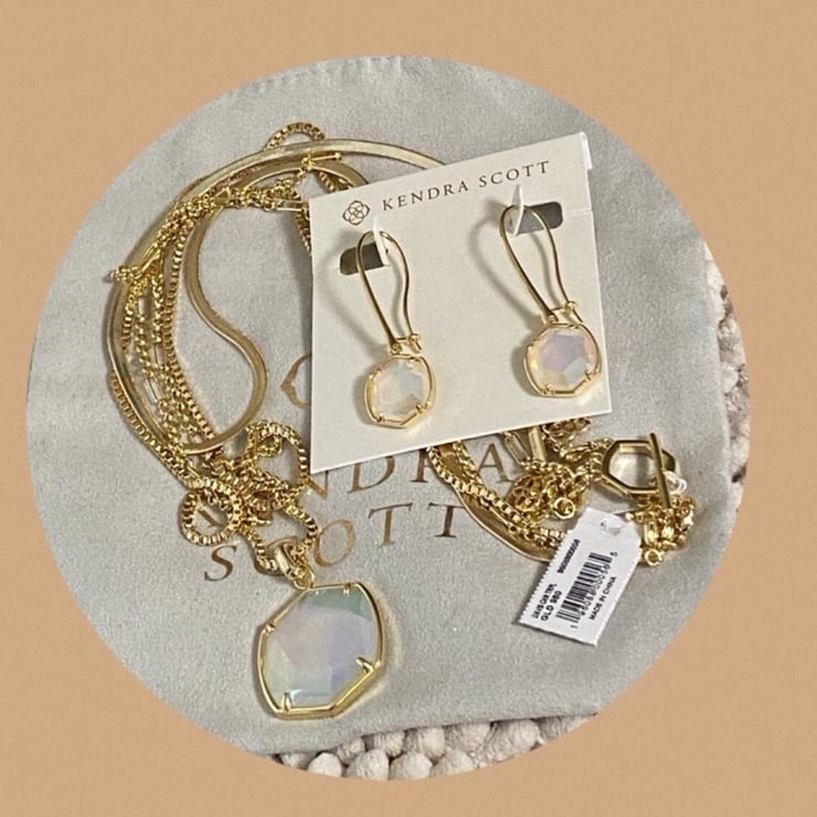 NWT KENDRA SCOTT DAVIS TRIPLE STRAND IRIDESCENT OPALITE SET