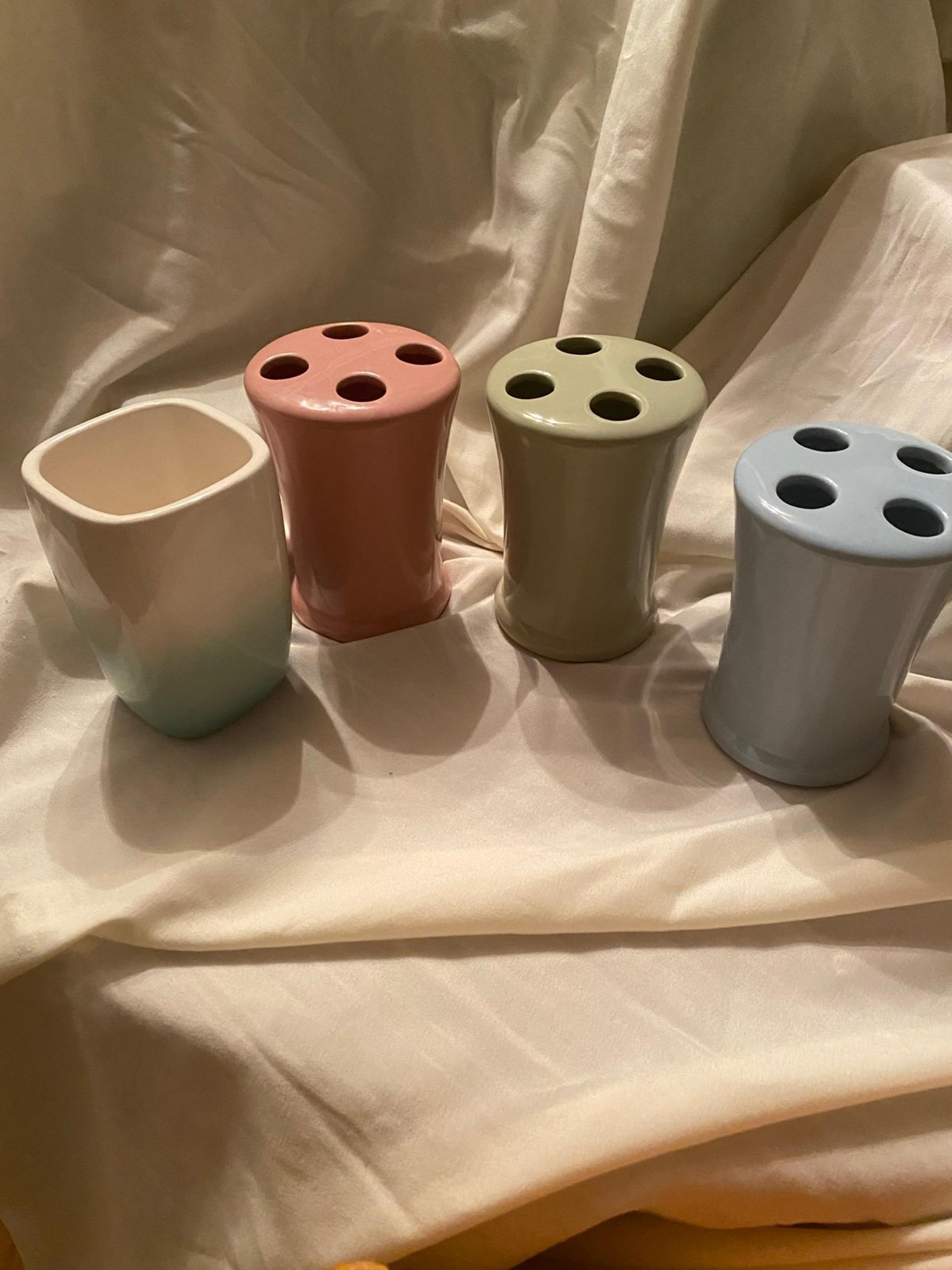 #831 Tootbrush holders And Cup