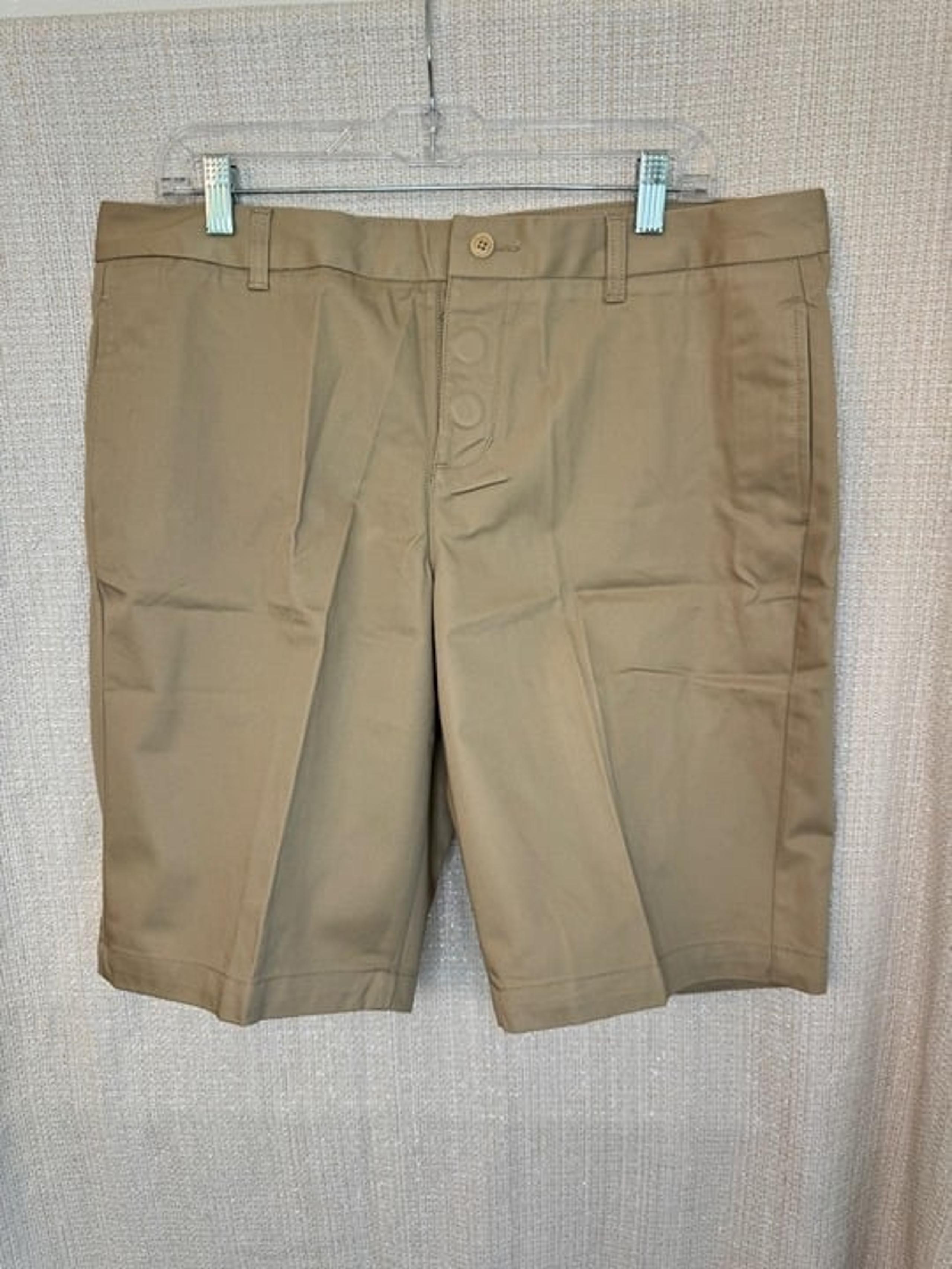 Lands' End NWOT women’s khaki shorts size 16