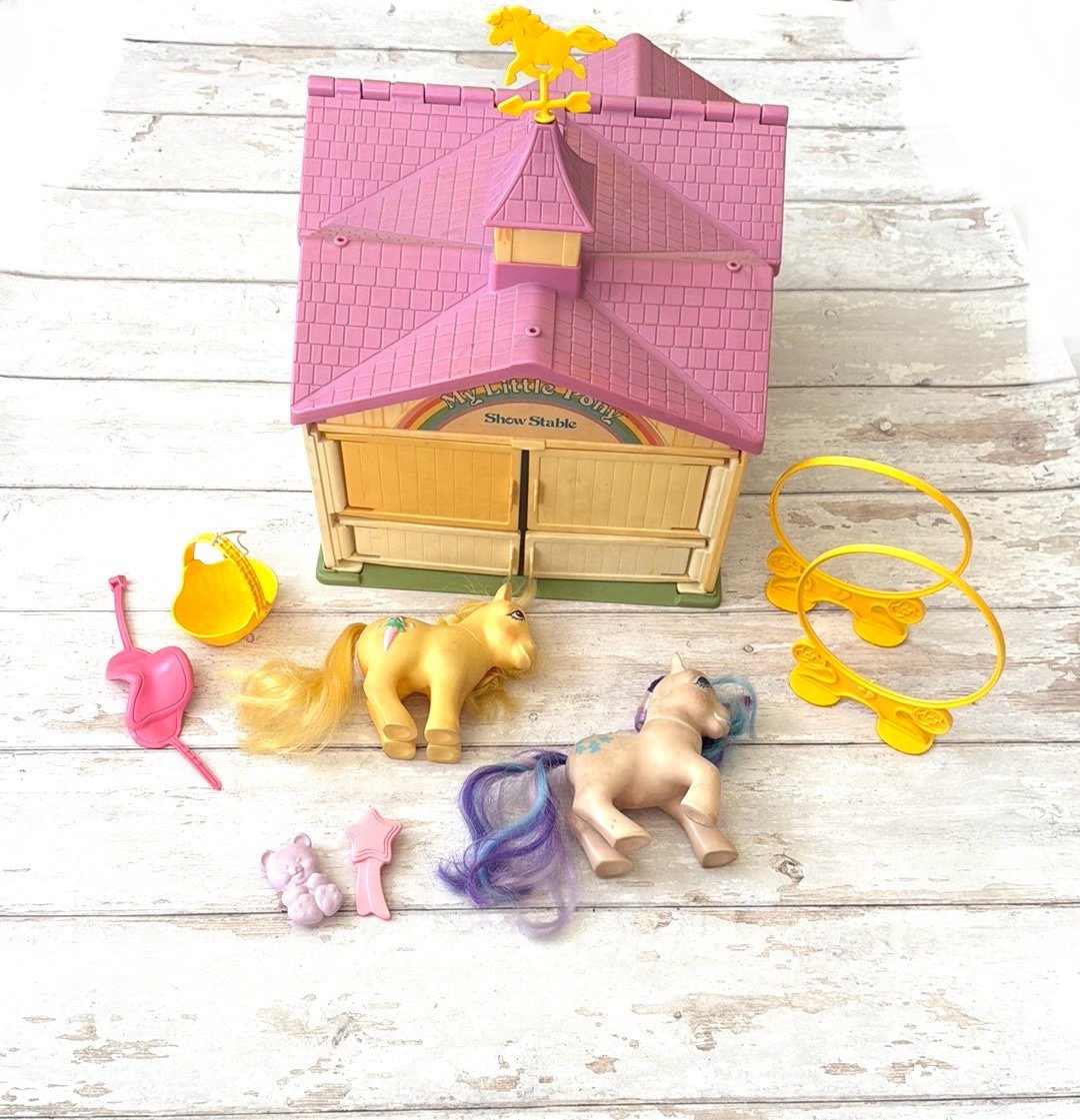 My Little Pony 1983 Hasbro Show Stable Playset Pink Yellow 2 Horses & Saddle