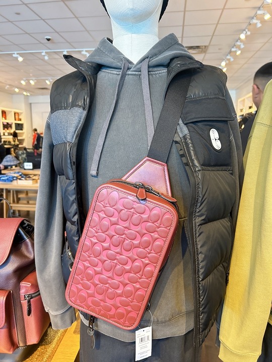 NWT Coach men's Sullivan Pack In Signature wine color
