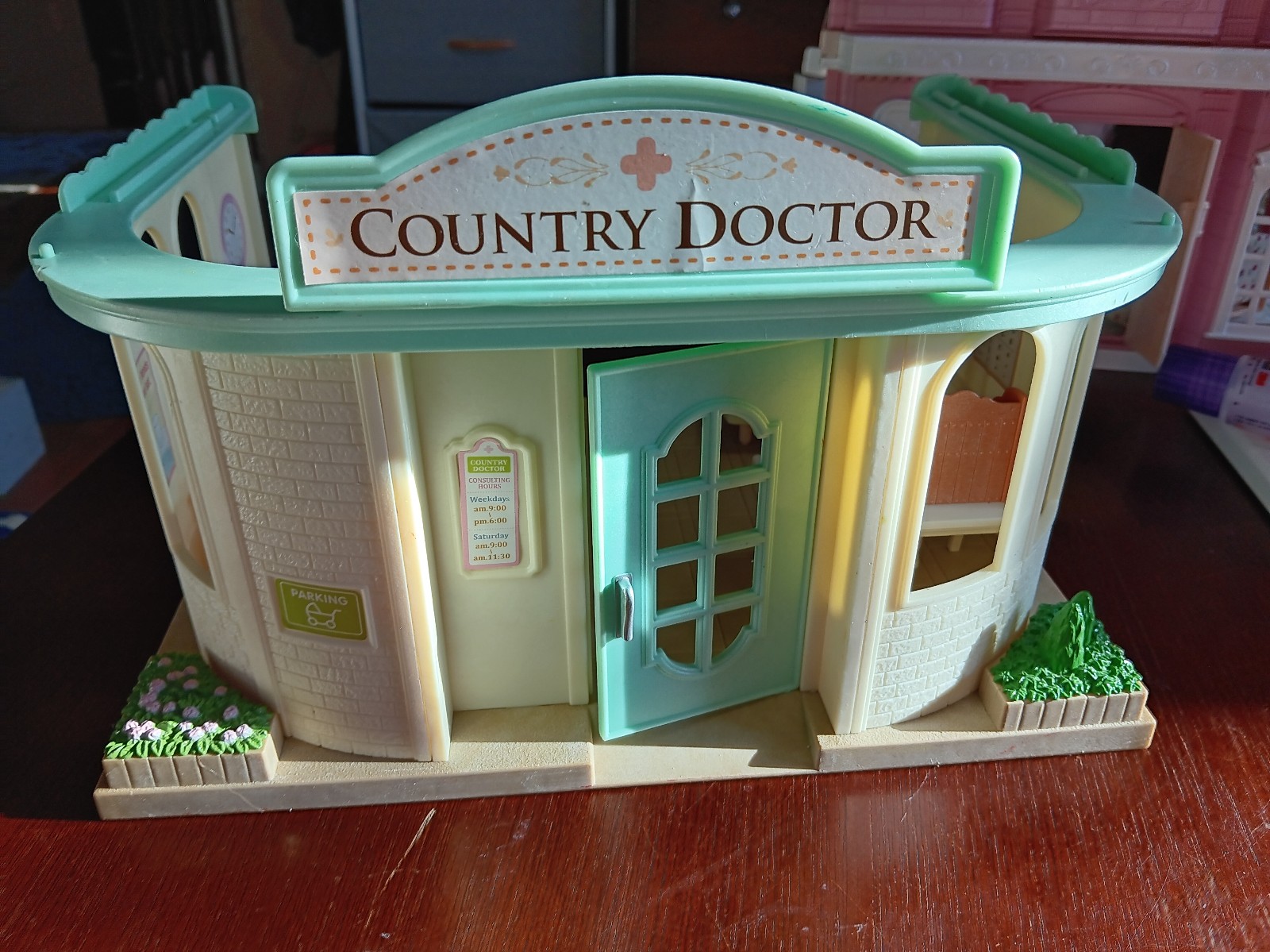 Calico Critters COUNTRY DOCTOR'S OFFICE with accessories shown