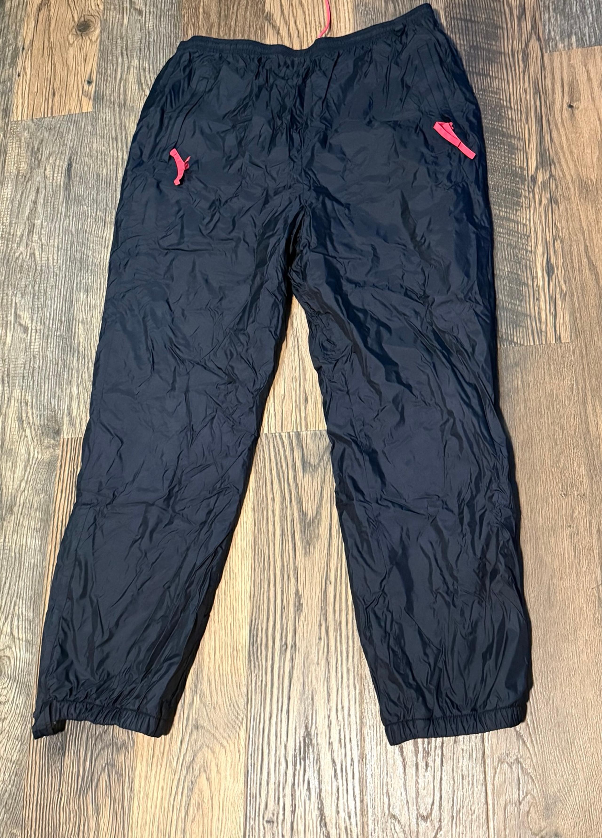 Men's Columbia nylon snowboarding pants XL
100 % nylon navy blue red winter