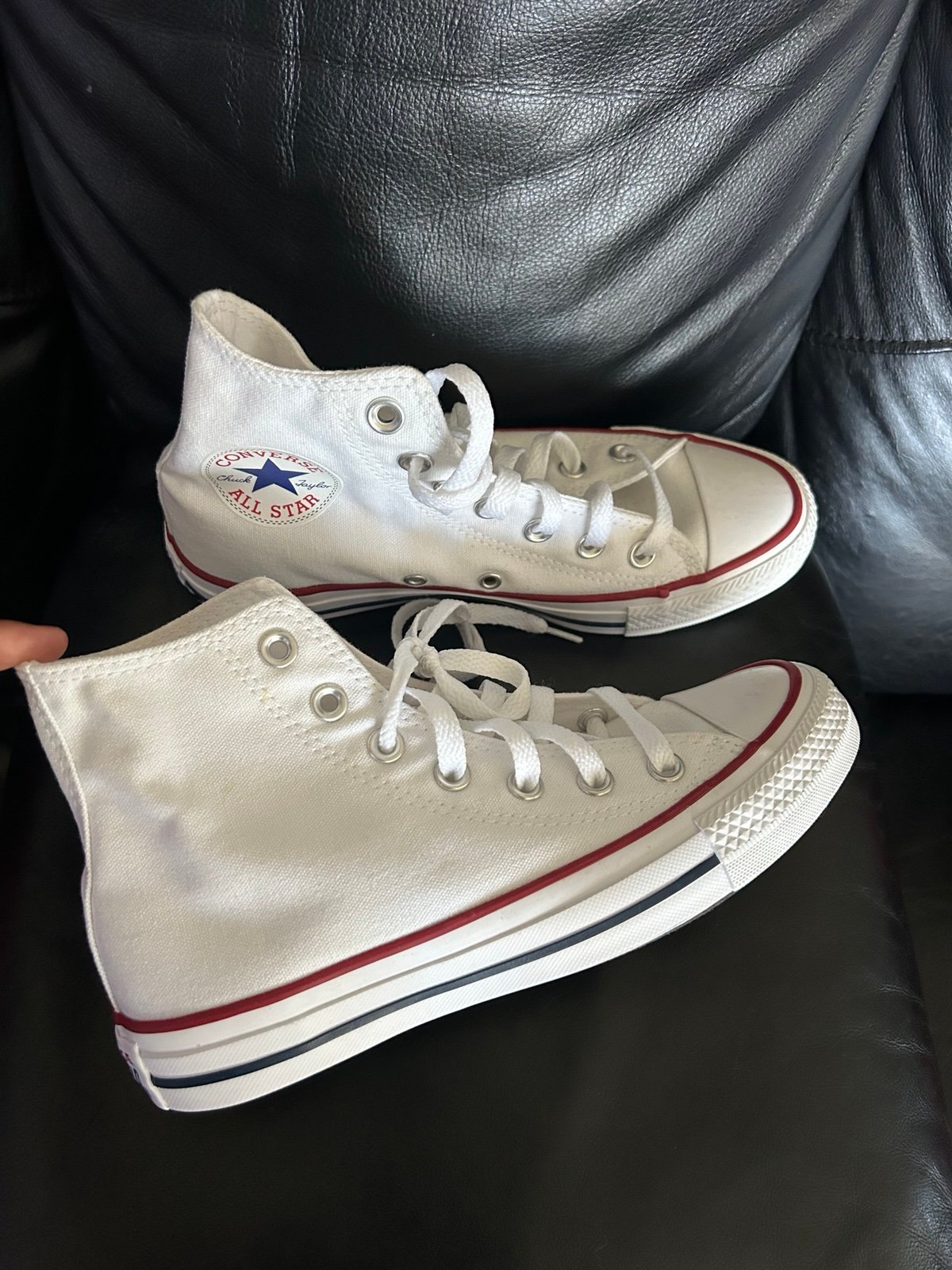 Converse women’s size 6.5,men’s size 4.5