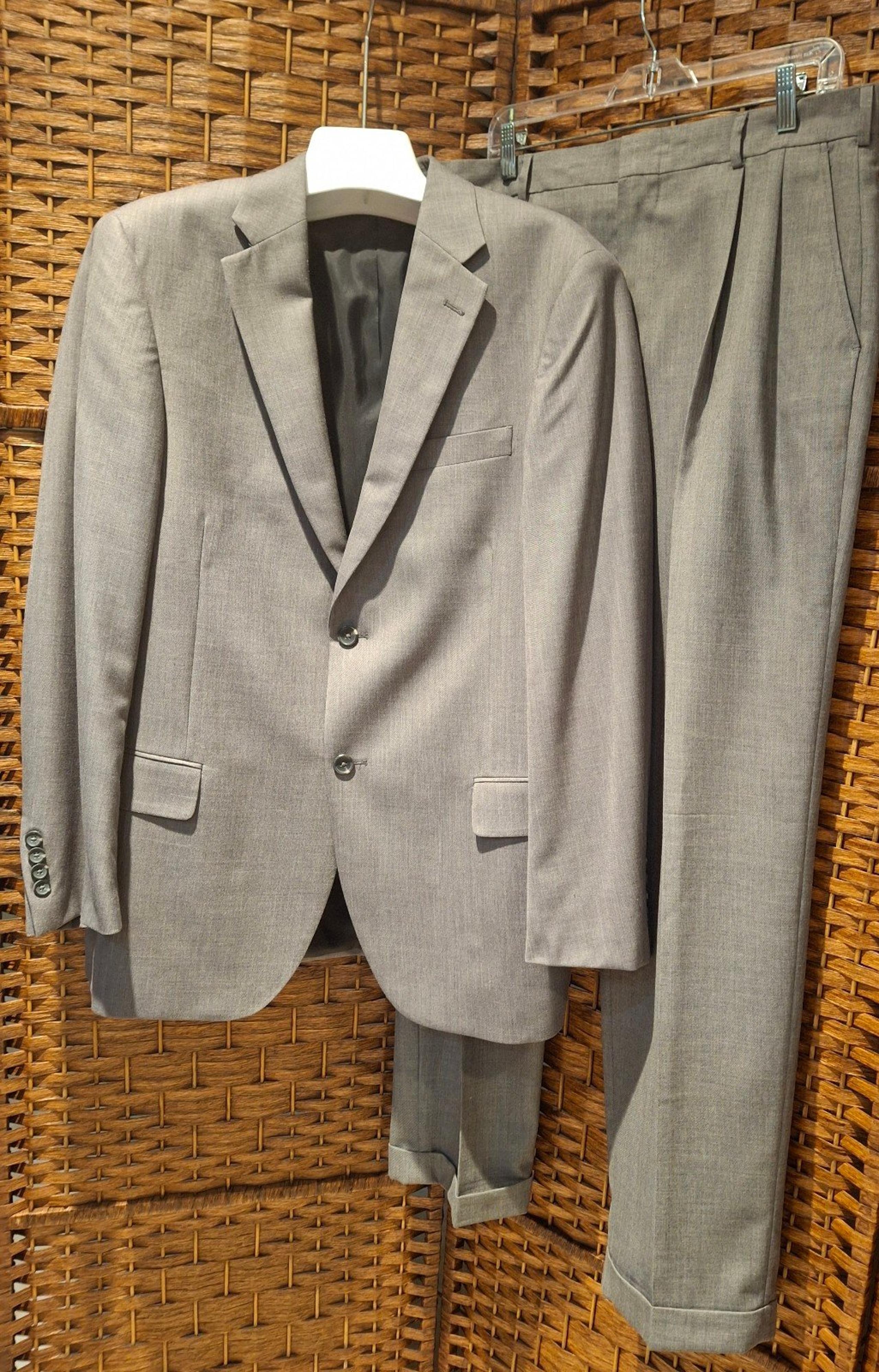 Dockers Men's 2PC SUIT pleaded front folded bottoms Great pre-owned condition