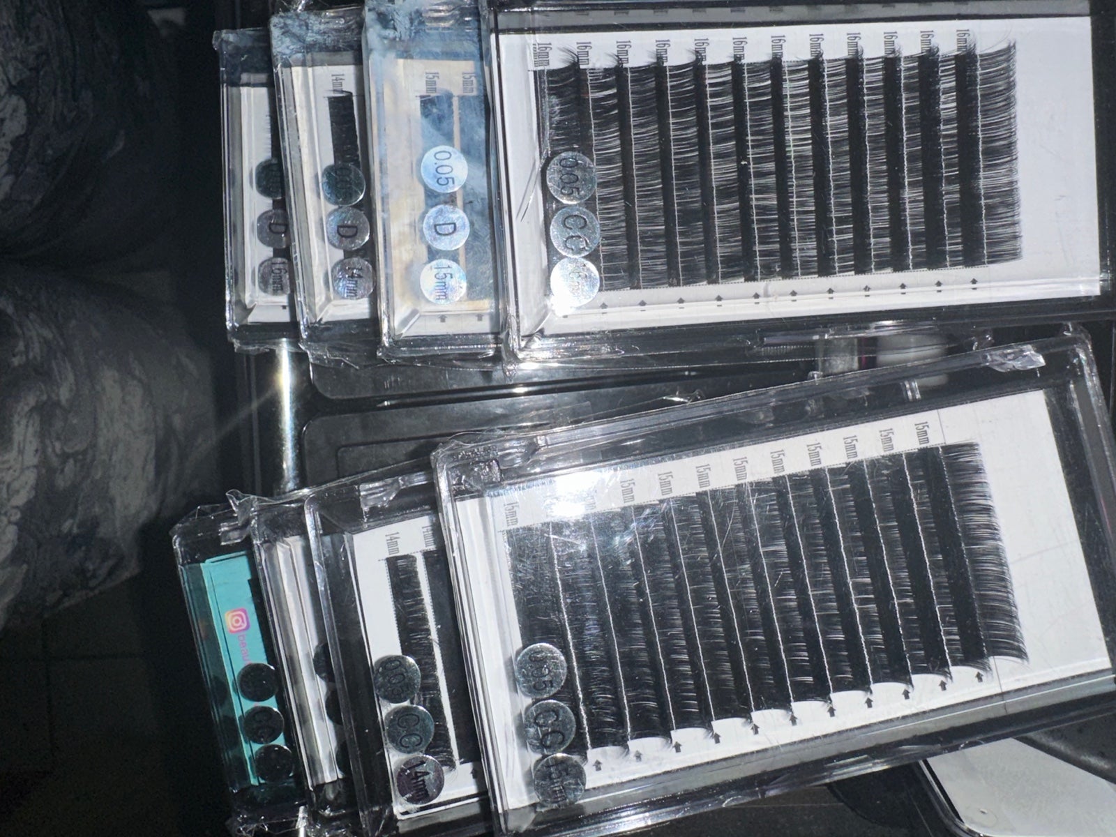 Individual traus 50+ , glue rings , cleaning brushes ,lash brushs
