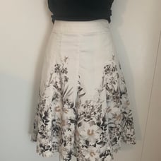 WHBM women’s white & gray floral pleated skirt size 6