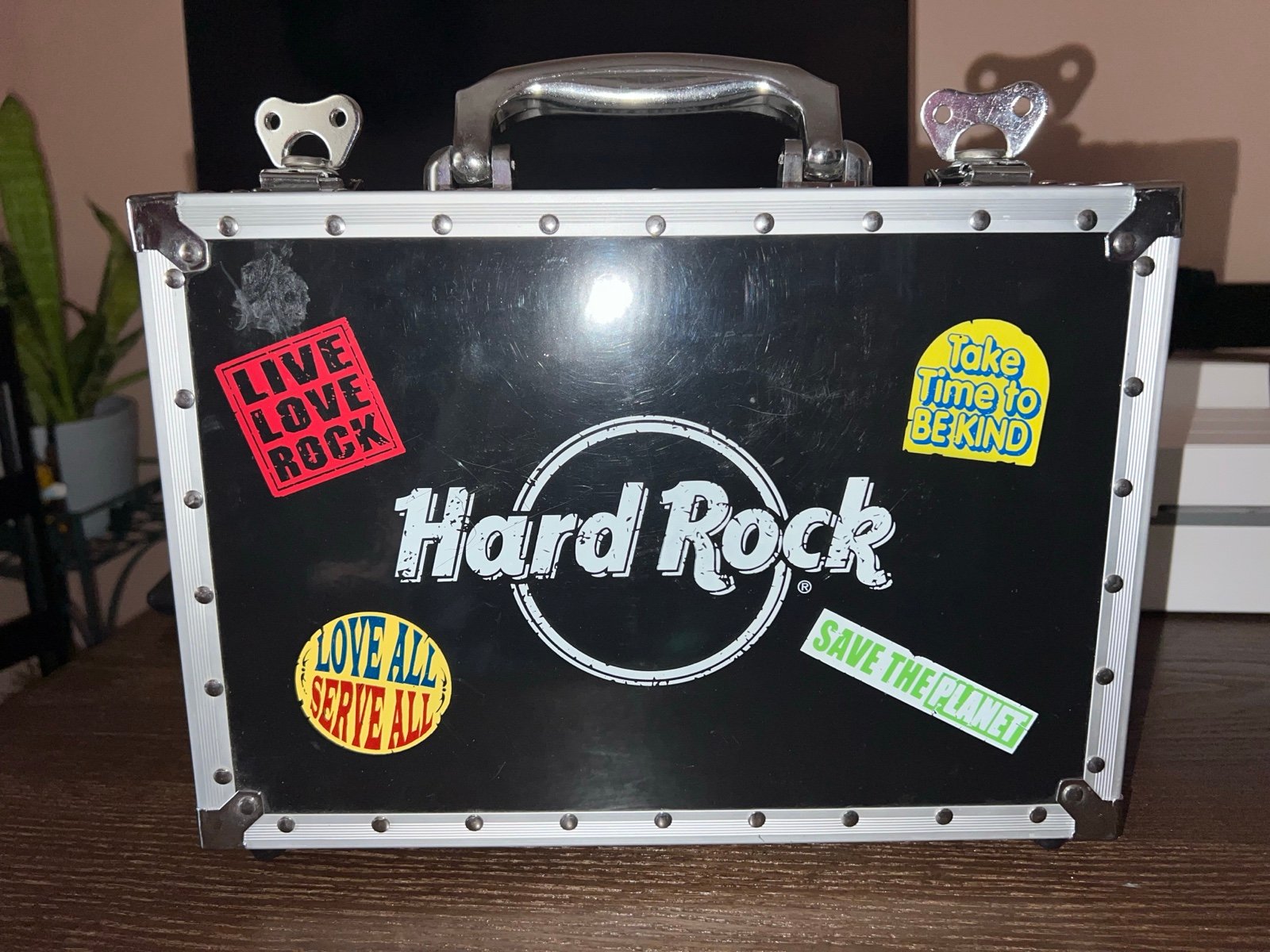 Hard Rock Cafe Roadie Lock Box Case Poker Chip Set
