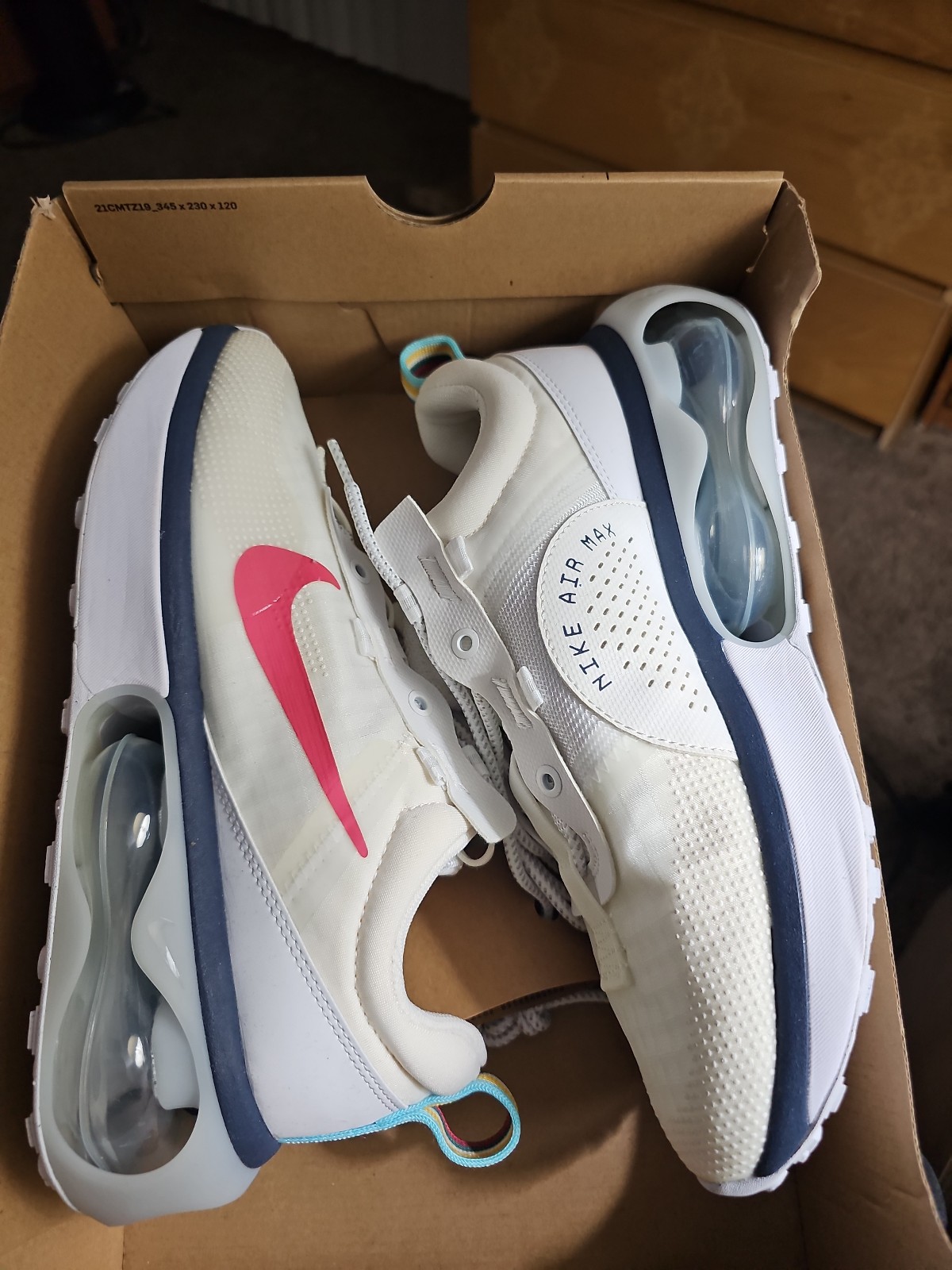 Womens Air max 2021 size 10 tht in mens is equal to 9..box no lid