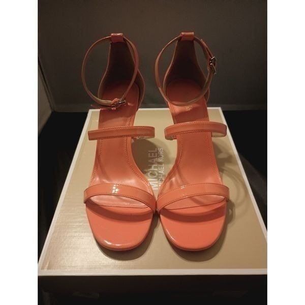 MICHAEL KORS Women's KODA Faux Patent Leather Sandal, APRICOT SIZE 9.5M