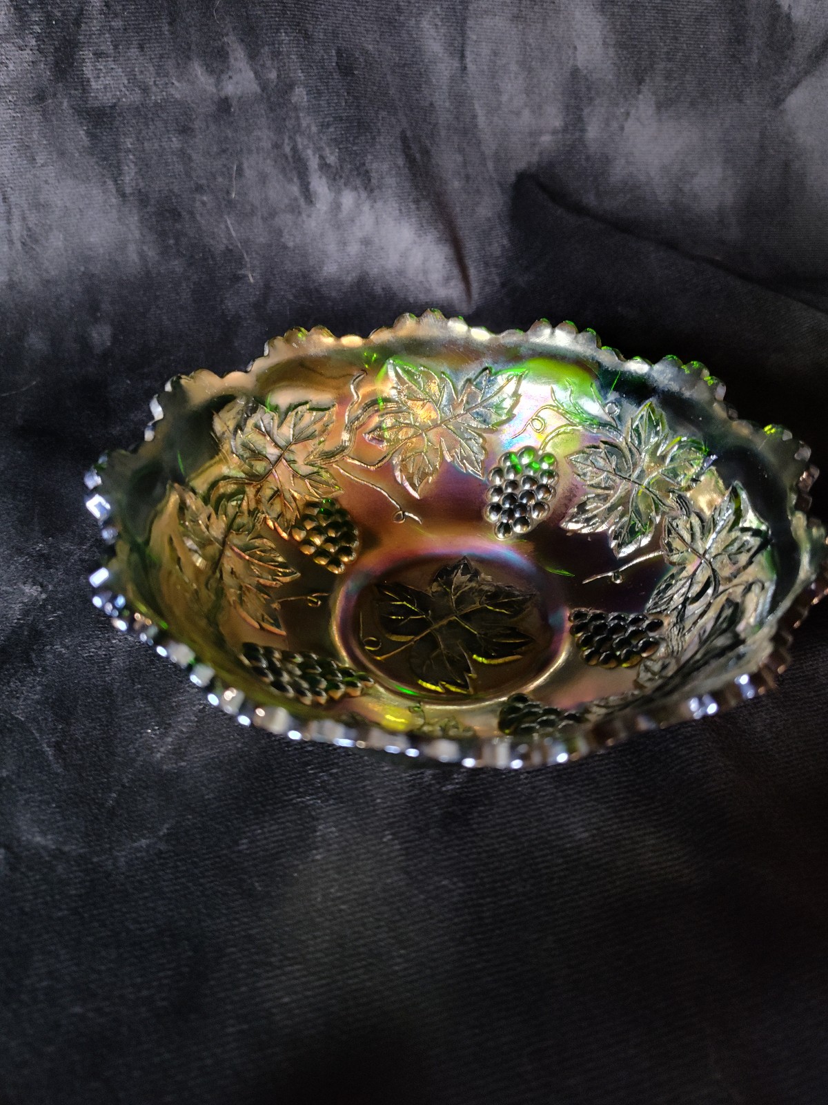 1910 Fenton Glass Company Grape and Leaf Pattern Bowl EXCELLENT CONDITION
