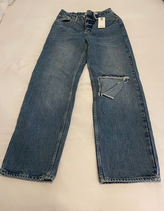 Brand New! Good 90's jeans from Good American baggy through the bottom.