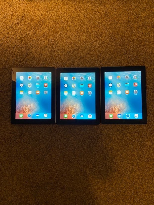Lot of 3 Apple iPad 2 WiFi 16GB 9.7 Tablet - SALE OF THE DAY