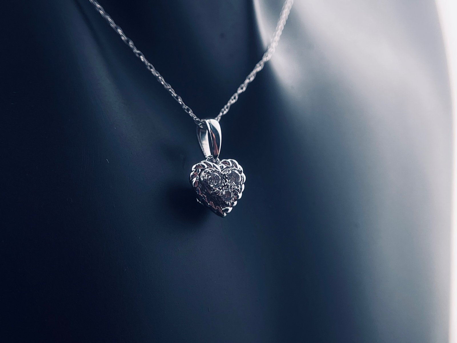 10K heart diamond pendant