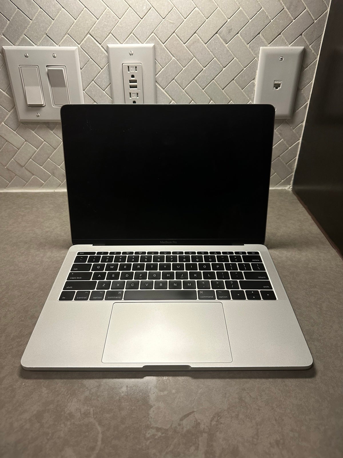 Apple Macbook Pro A1708 13in. Core i5 2.3 GHz 128GB SSD