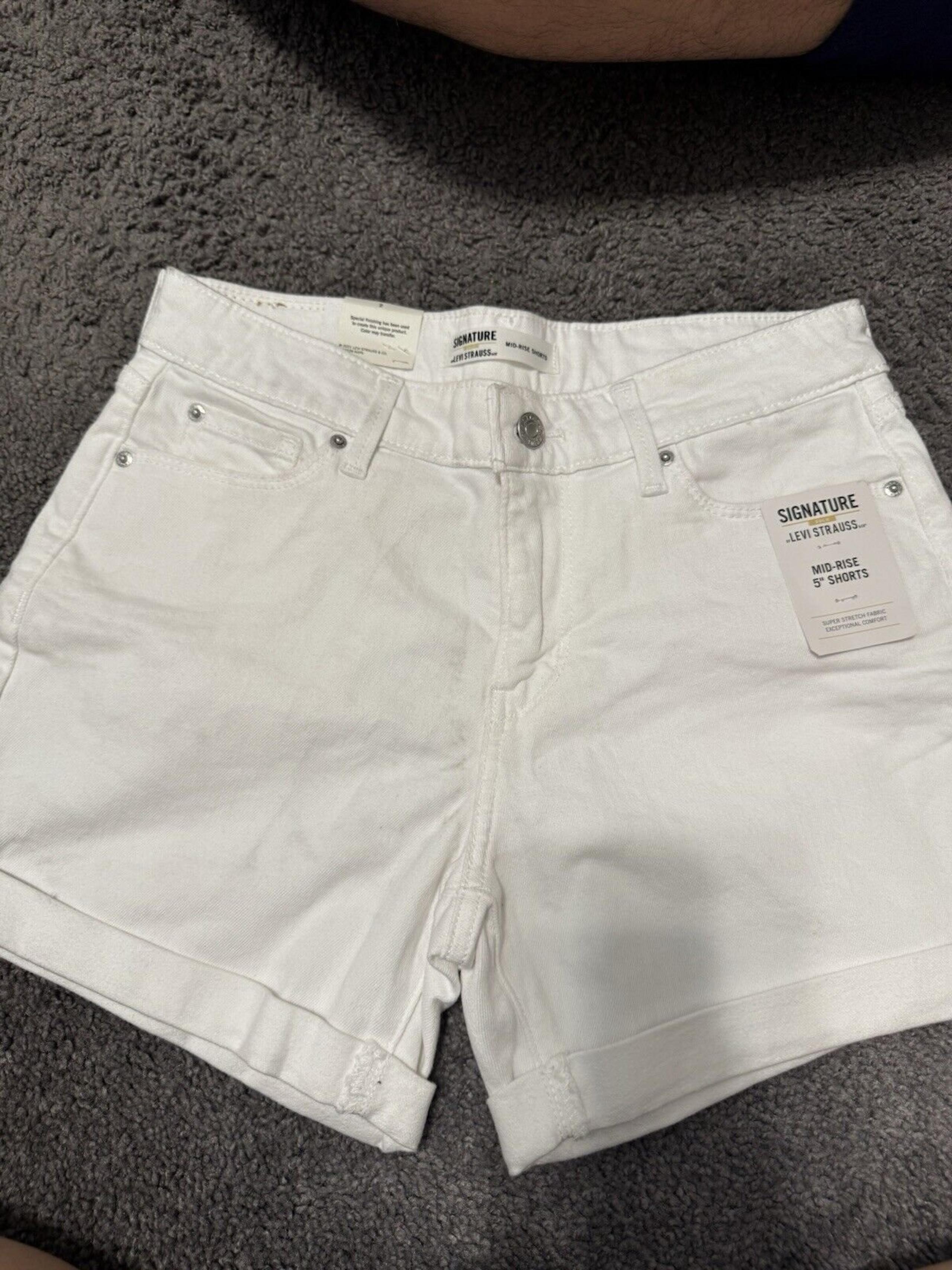 Levi’s Women's White Stretch Jeans Shorts Size 2 Mid rise