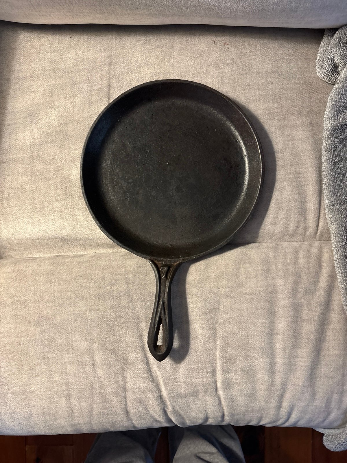 Early - Made 1800's Cast Iron No. 7 Round Griddle with Gate Mark