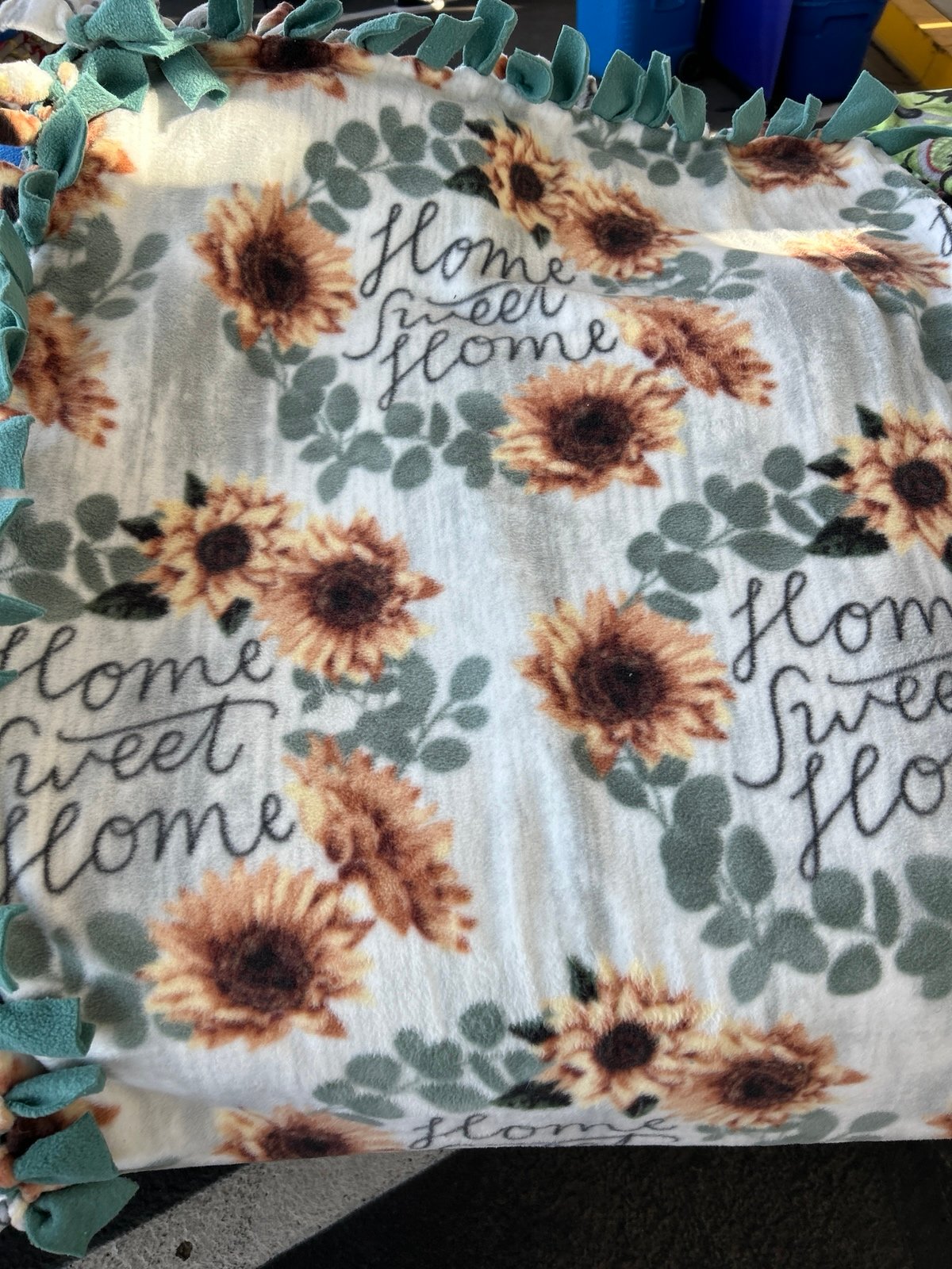 Home sweet home: Sunflowers w/eucalyptus. 2 yards no sew fleece blanket. 72 x 60