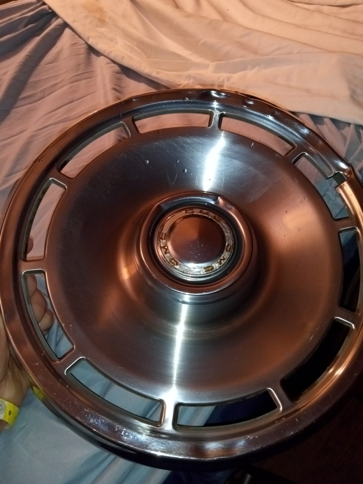 14 GMC spirit hubcap