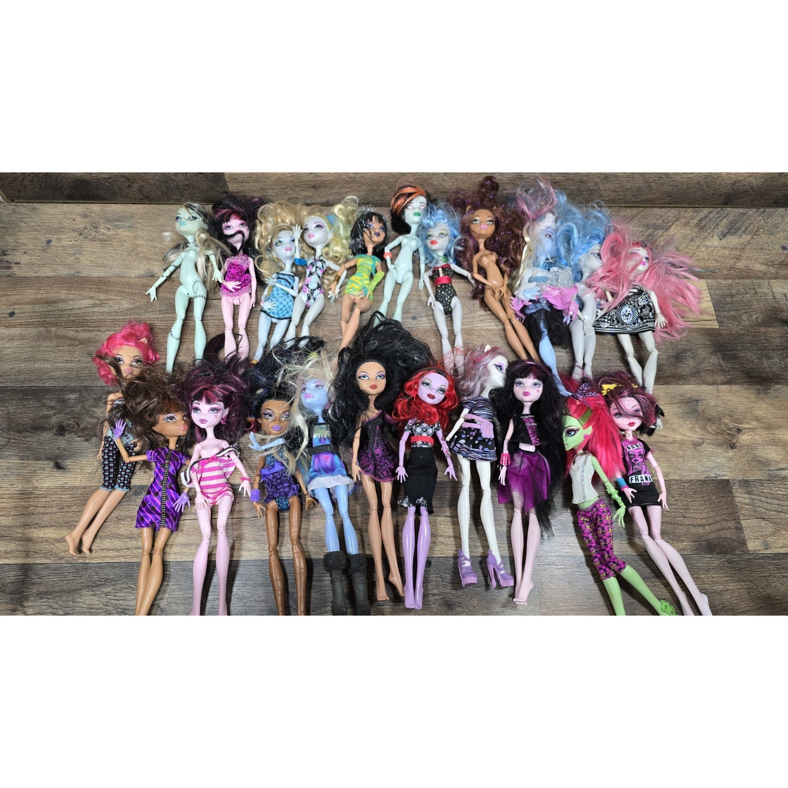 Lot of 22 Monster High Dolls with some accessories Pre Owned