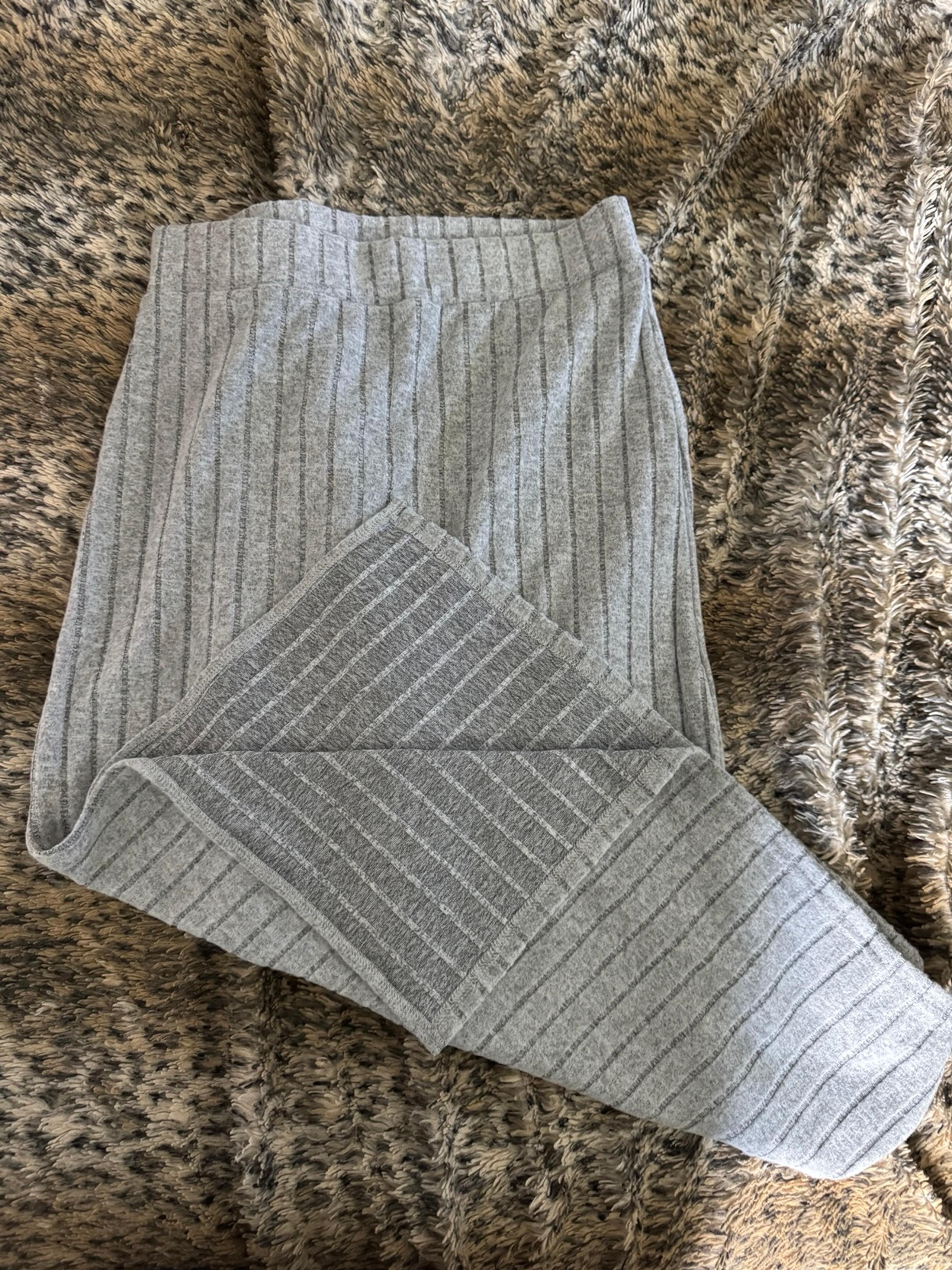 Grey ribbed skinny skirt. AL 8/10