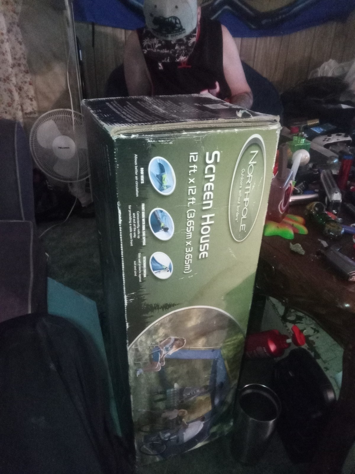 Northpole screen house brand new the boxes is a little beat up but it's not