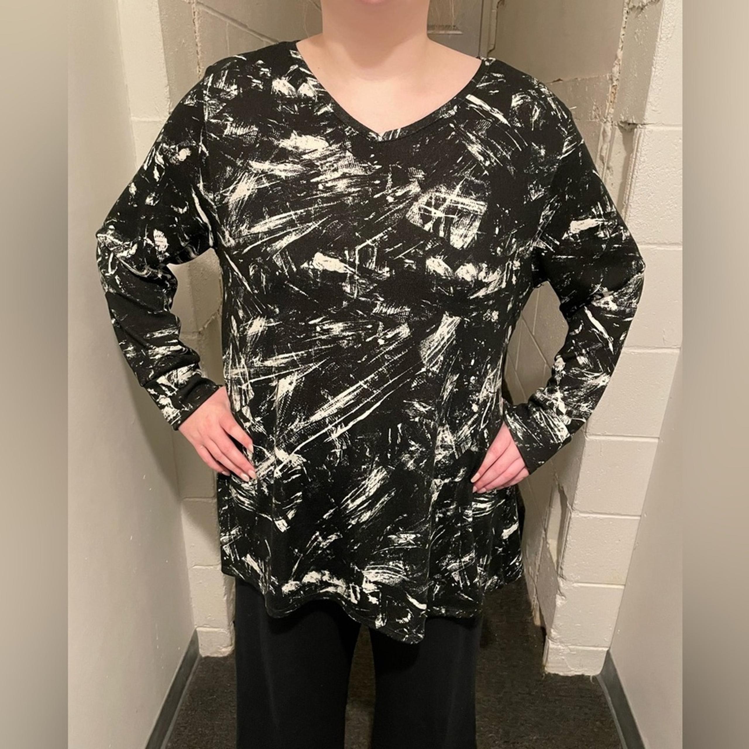 LuLaRoe Brand Black and White Torrie Size XL V Neck Sweater Sweatshirt