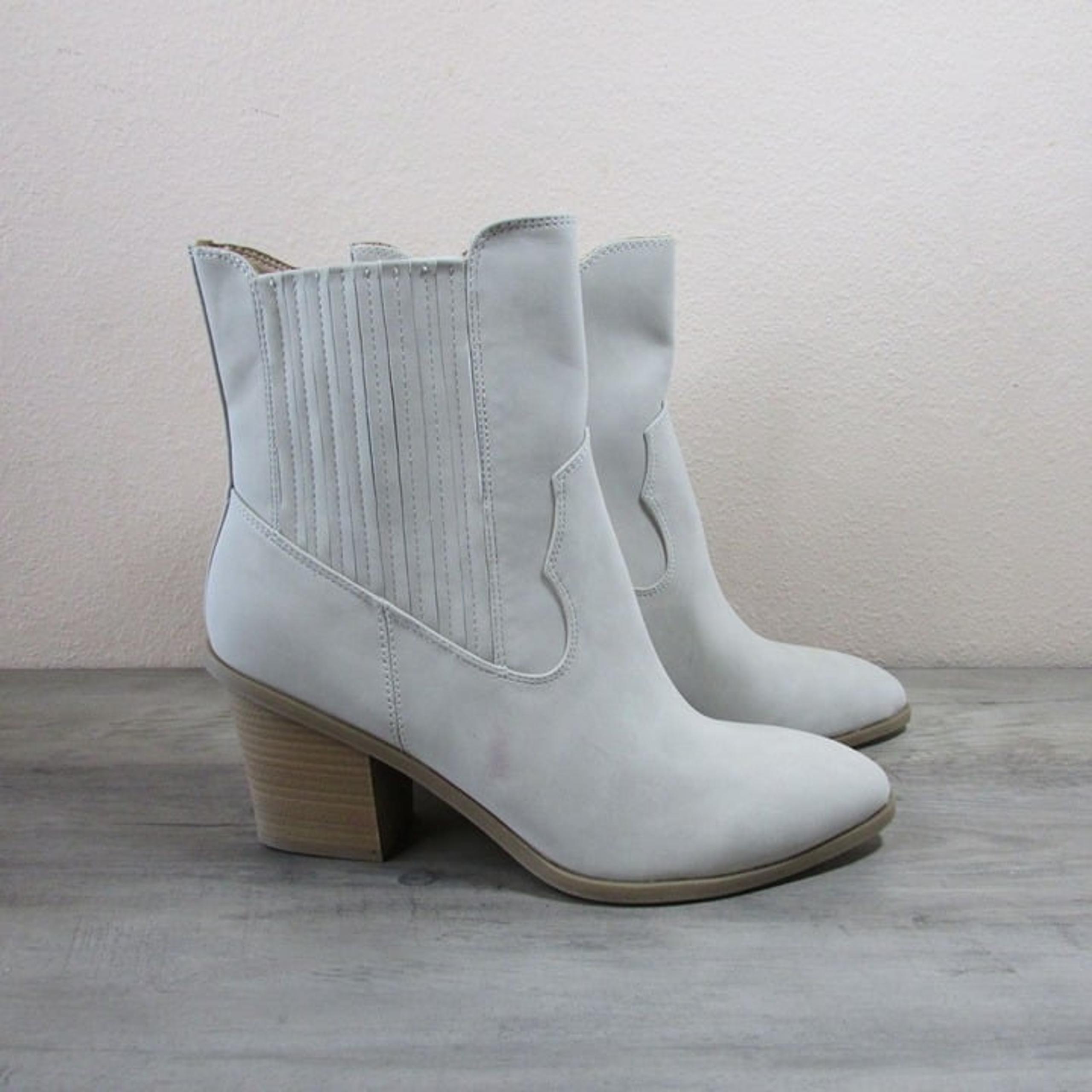 Lauren Conrad Women's 9.5 Verdana Heeled Ankle Boots - Ivory