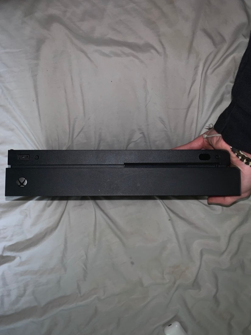 Xbox one x console and controler/ Turtle