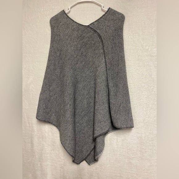 FRATELLI TALLI made in Italy gray pullover poncho shawl seater OS