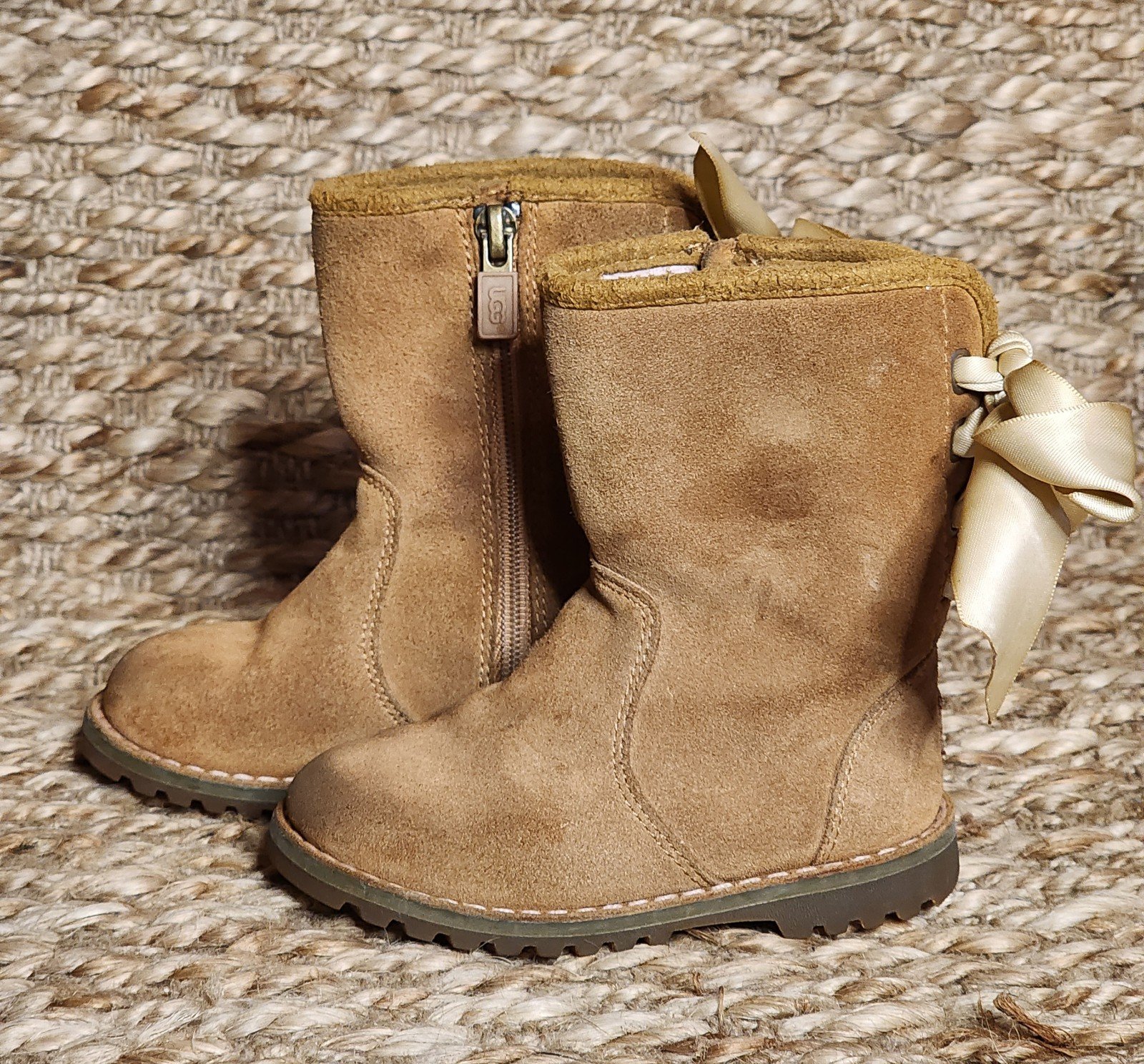 UGG Toddler Girl Boots T Mini Bailey Bow Size 6 Tan Boots UGGS
