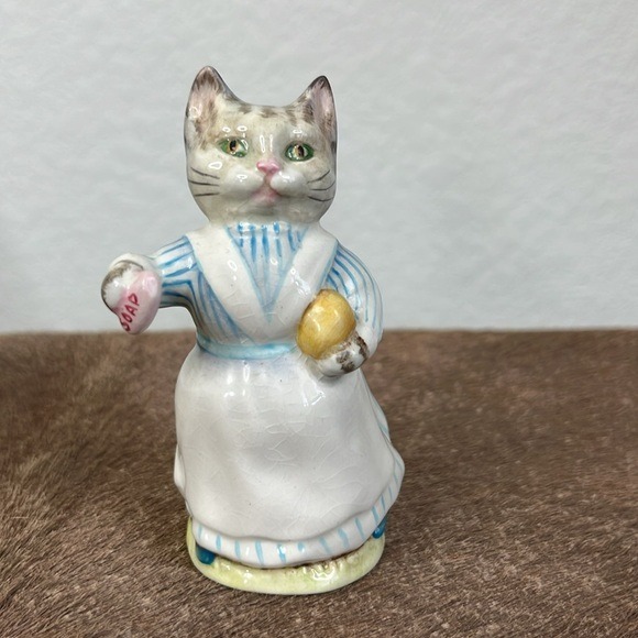 Beatrix Potter Ceramic Tabitha Twitchit Cat in Dress Figurine Beswick England