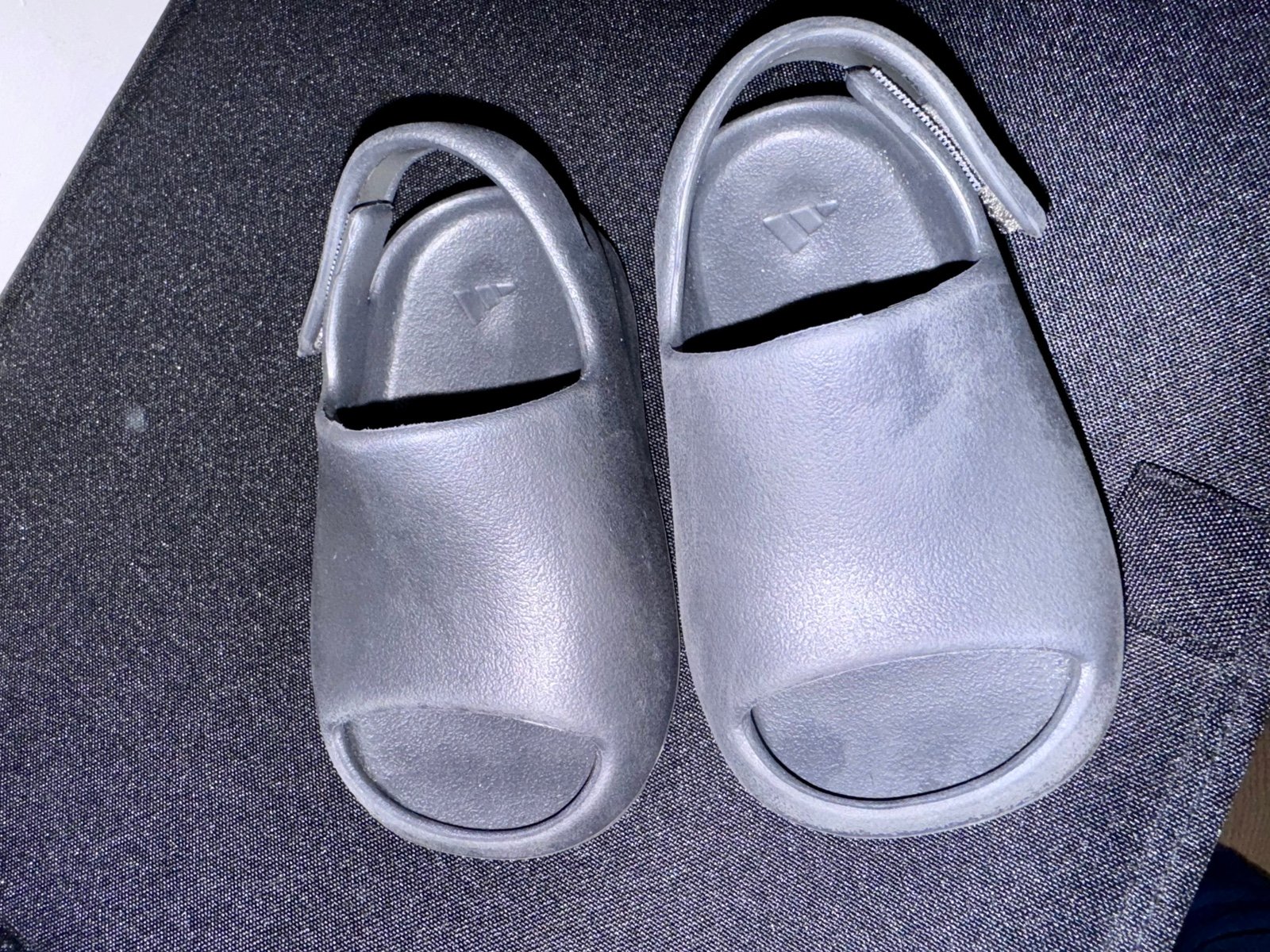 Yeezy Slides ‘Onyx’ infant size 6