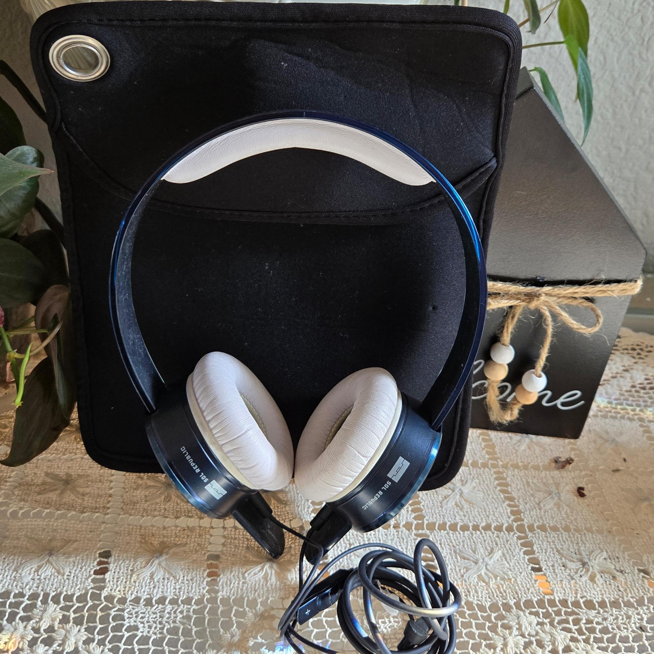 EUC SOL REPUBLIC Tracks Ultra On-Ear Headphones with Remote and Mic (Blue)