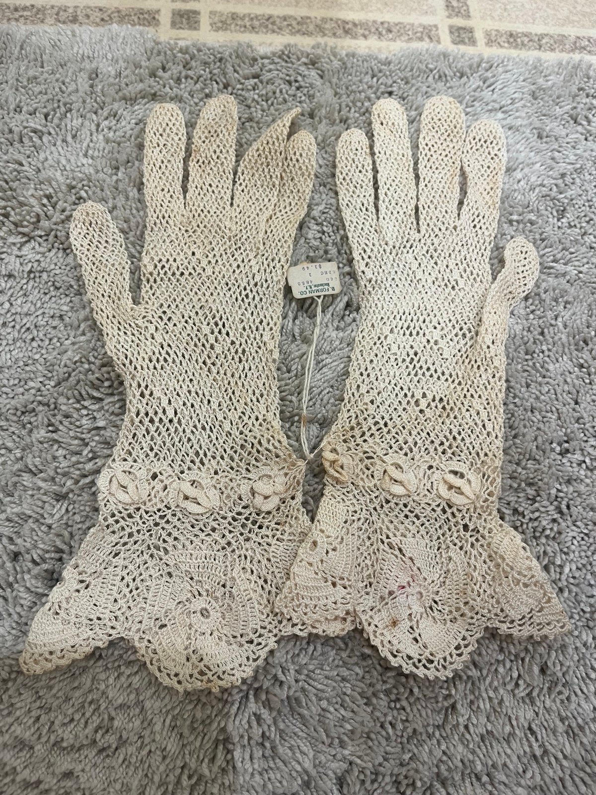 Womens Antique Victorian Off-White Hand Crochet Gloves
