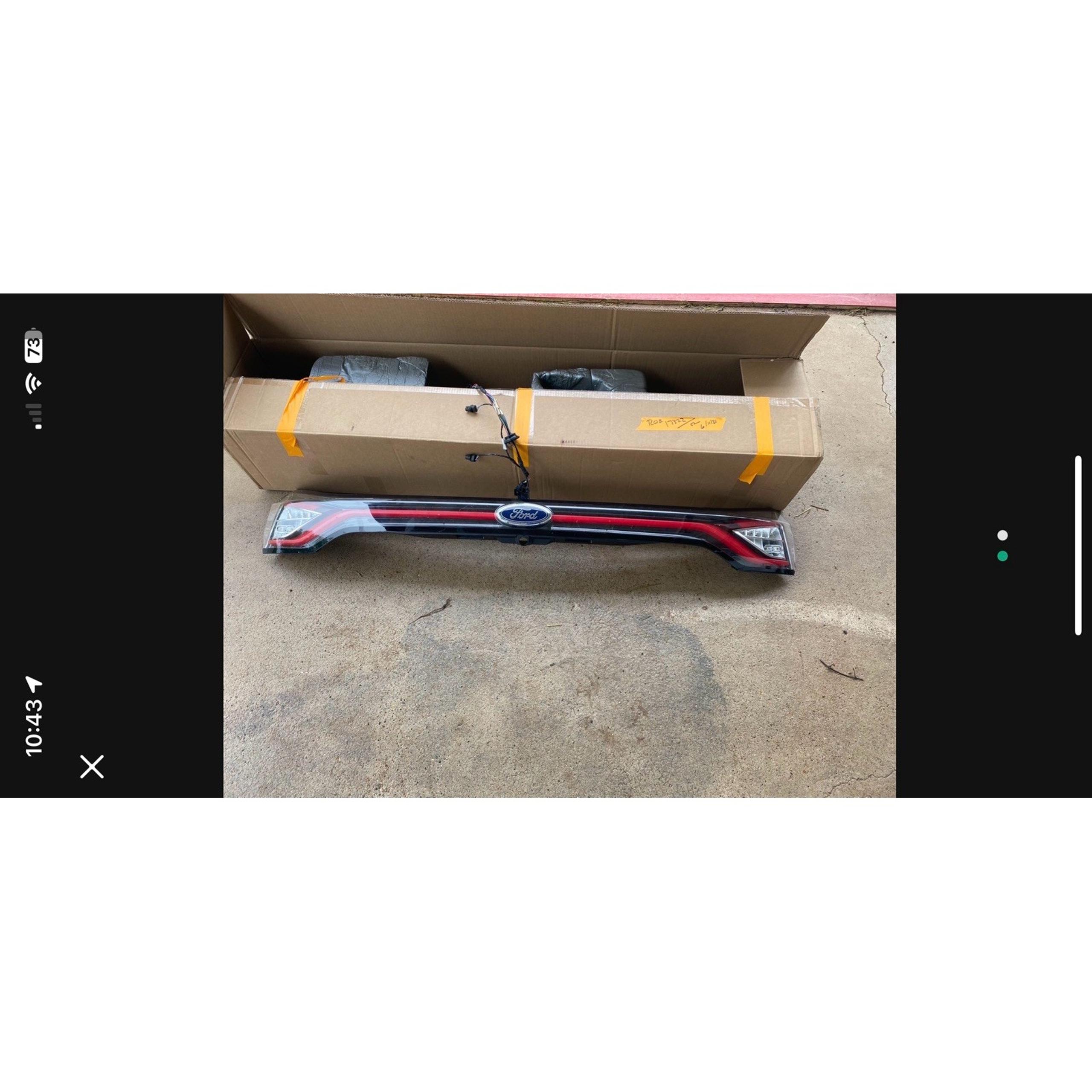 Ford Edge Center Reflector Panel HT4Z-13A565-G SEE PHOTOS 2015-2018