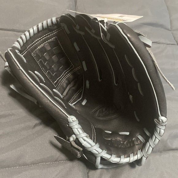 NWT Wilson A360 Youth Black Baseball Glove