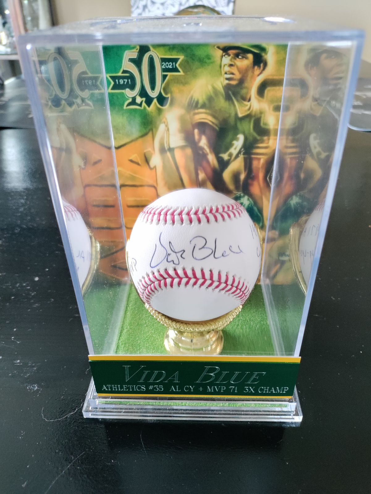 Hall of Famer,Vida Blue signed ball