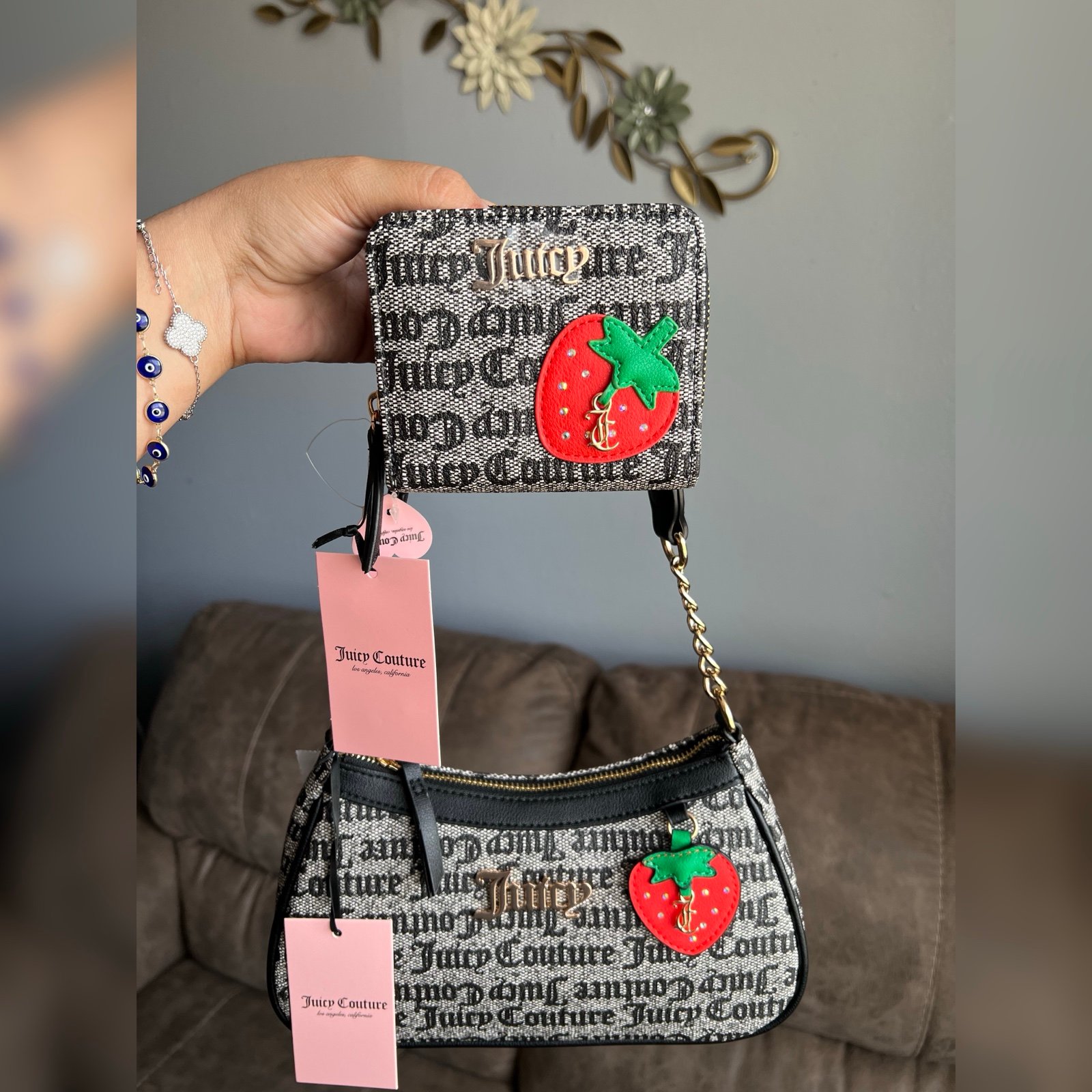 【JUICY COUTURE】GABRIELLE S スカーフ クロスボディバッグ Juicy Couture Paper Crossbody Bags | Mercari